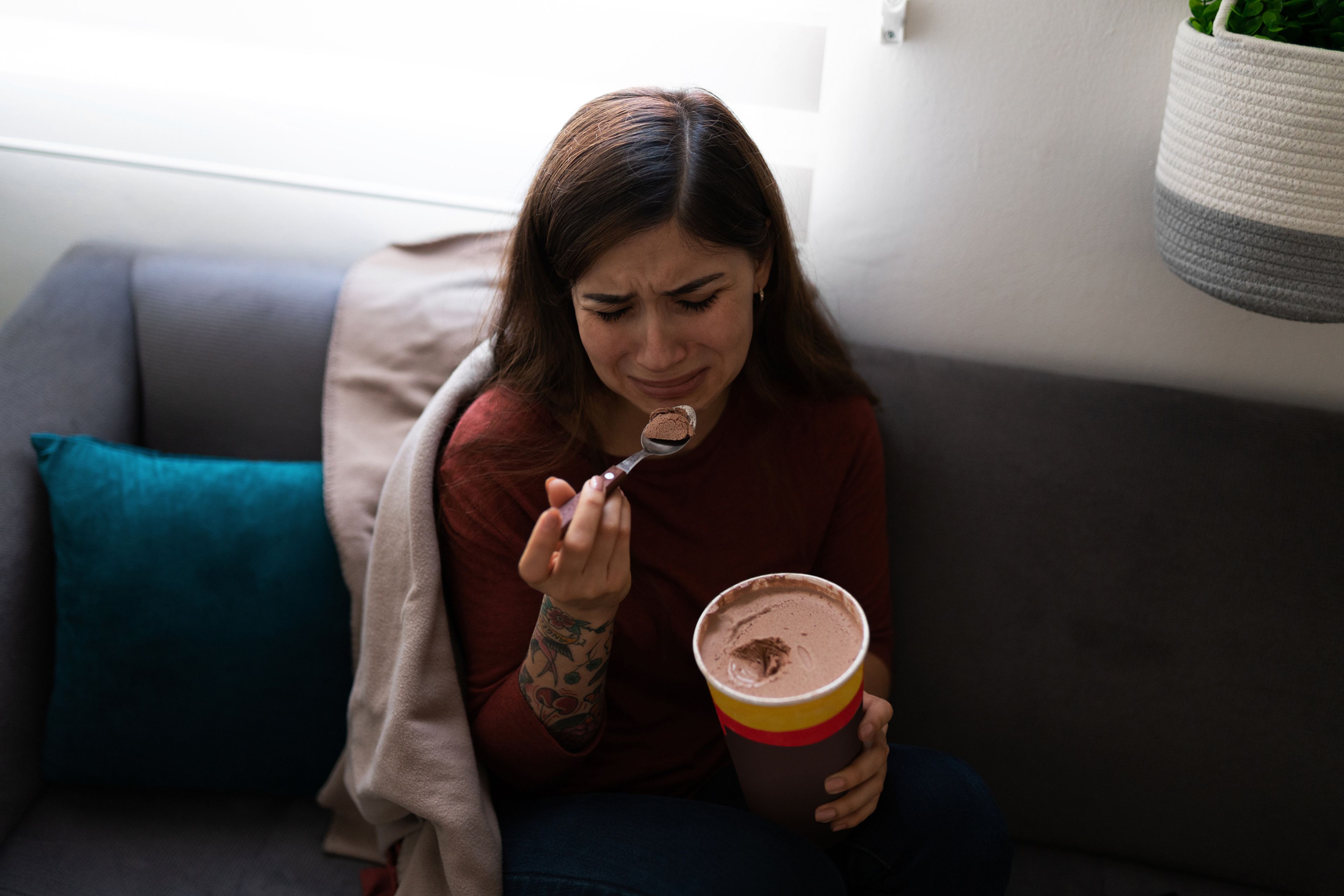 Chica comiendo helado mientras llora