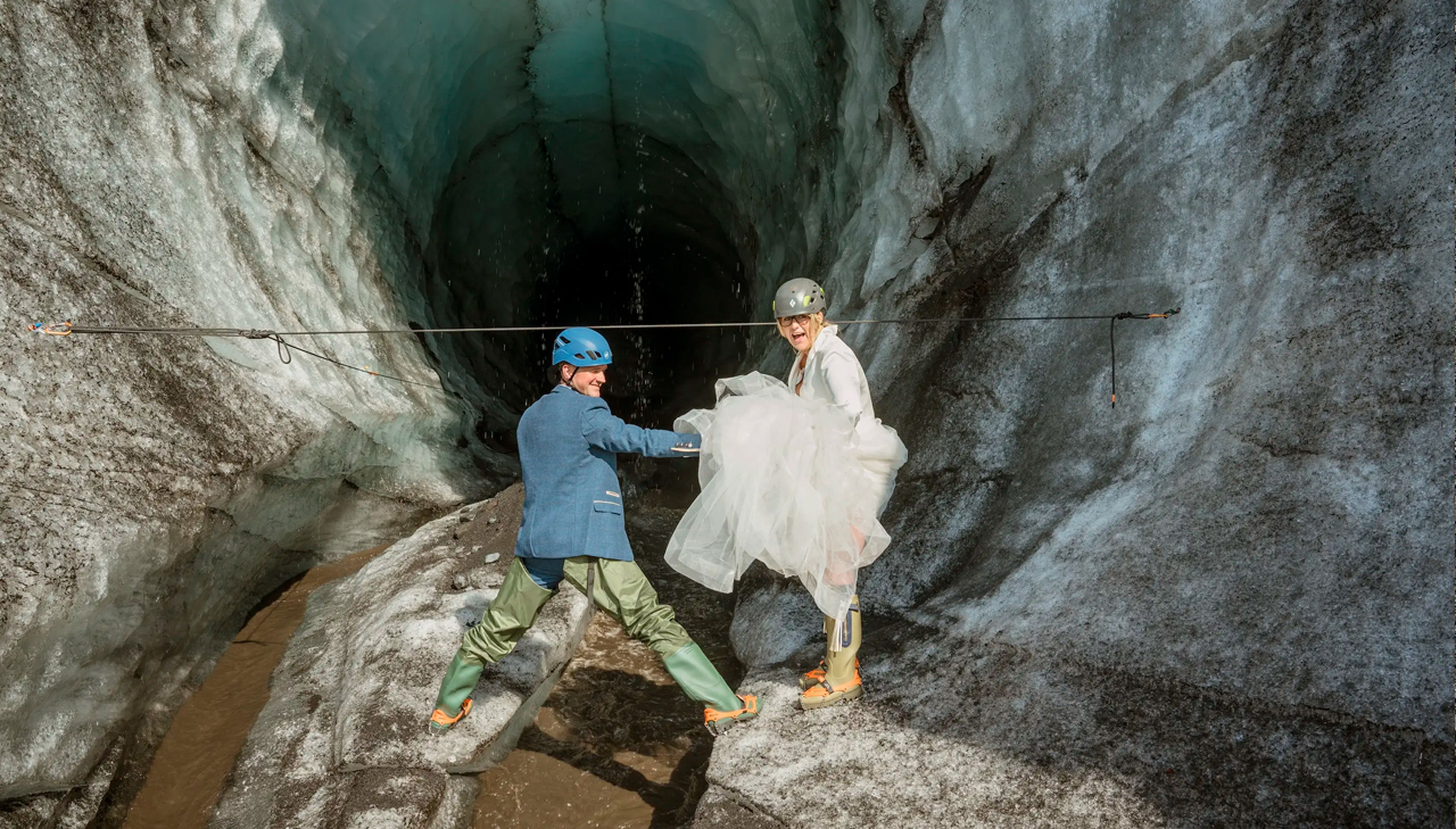 Chris Watson y Jemma Schofield entran en una cueva de hielo dentro de un glaciar islandés.