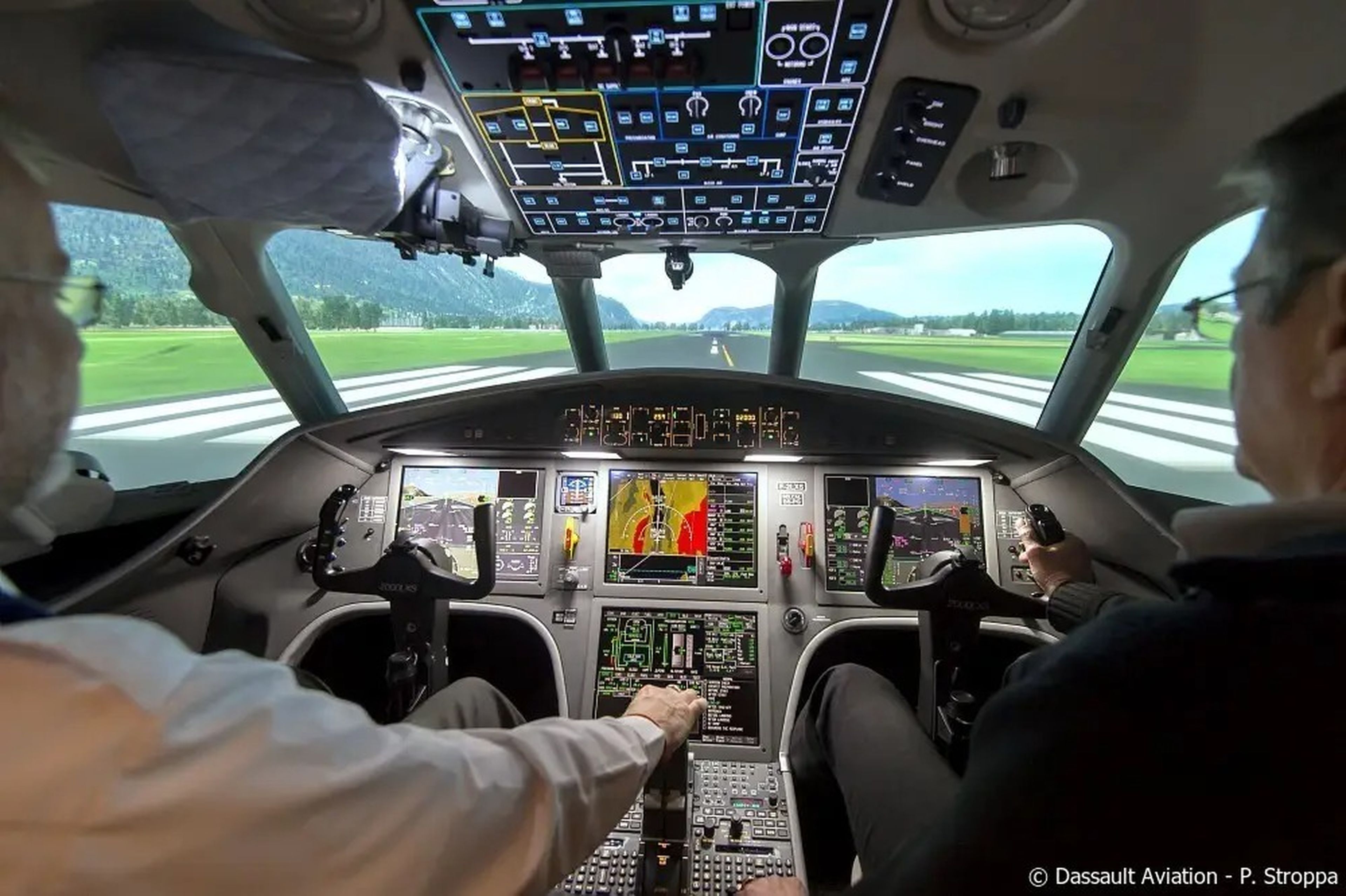La cabina de un Dassault Falcon 2000LXS.