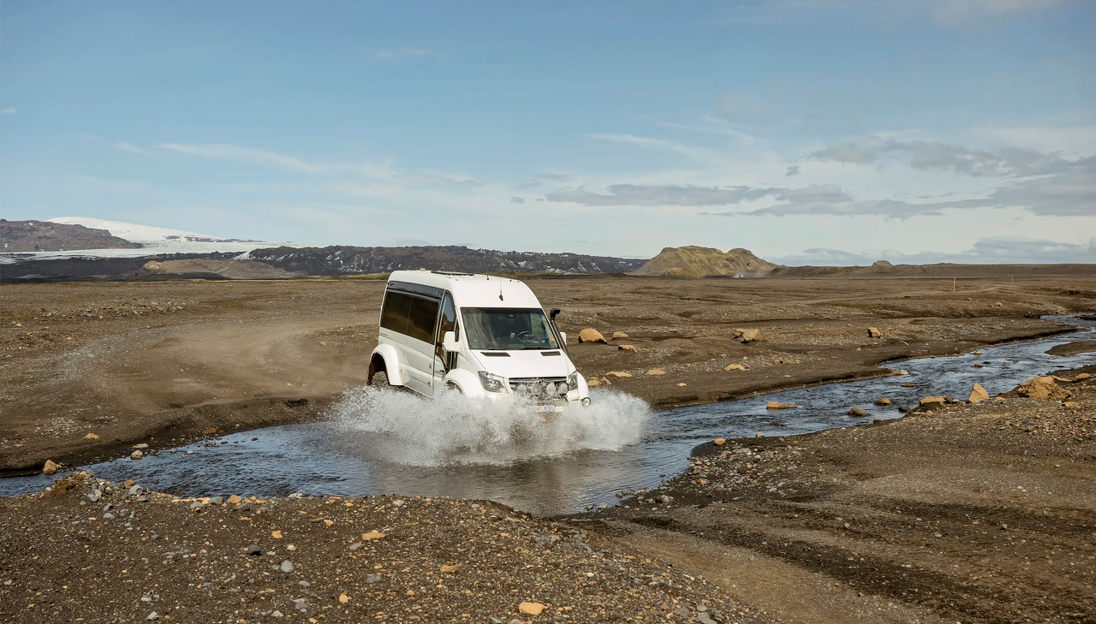 Conducción en un Jeep por la naturaleza islandesa.