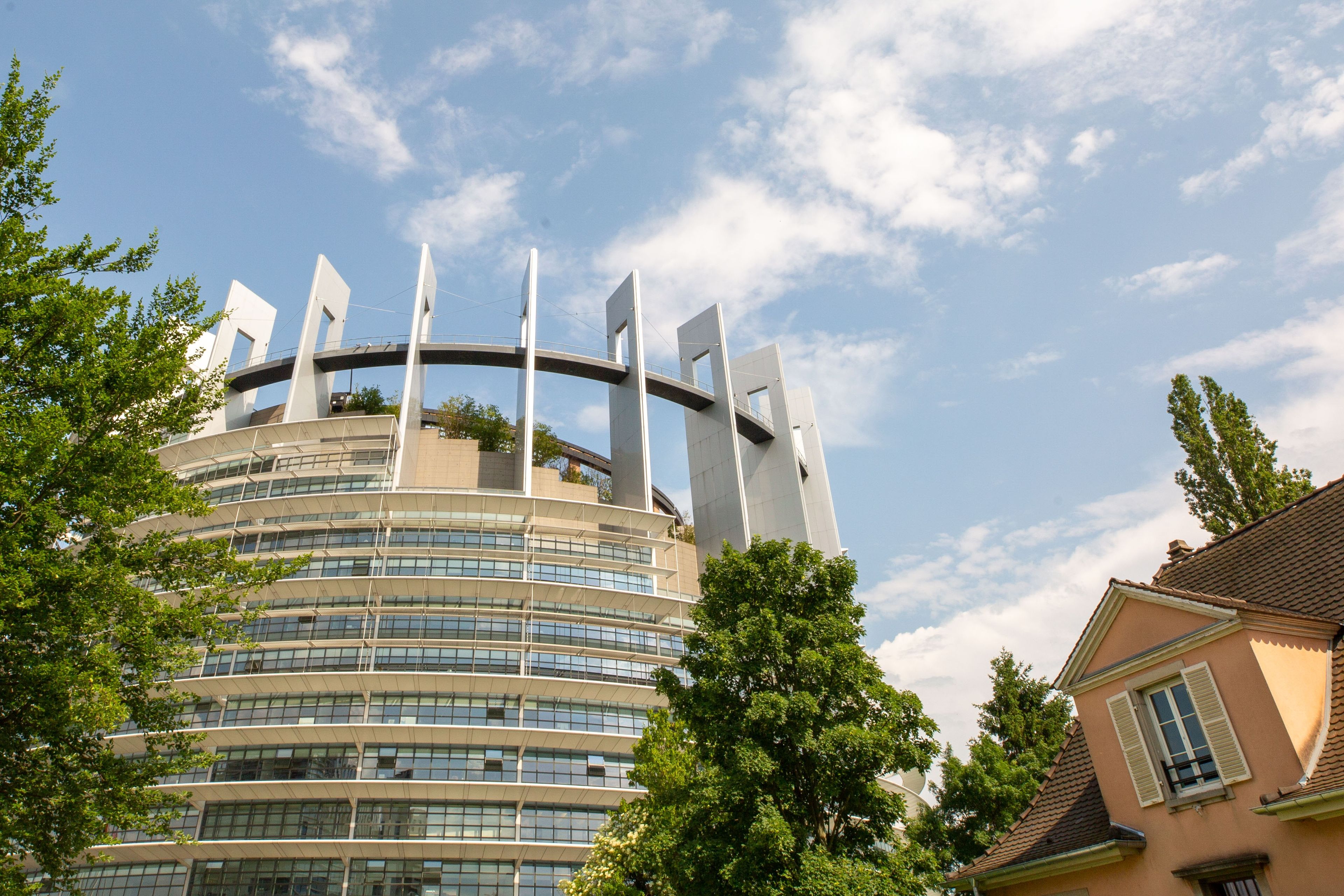 El edificio Weiss del Parlamento Europeo tiene una apertura y se alza 60 metros en Estrasburgo.