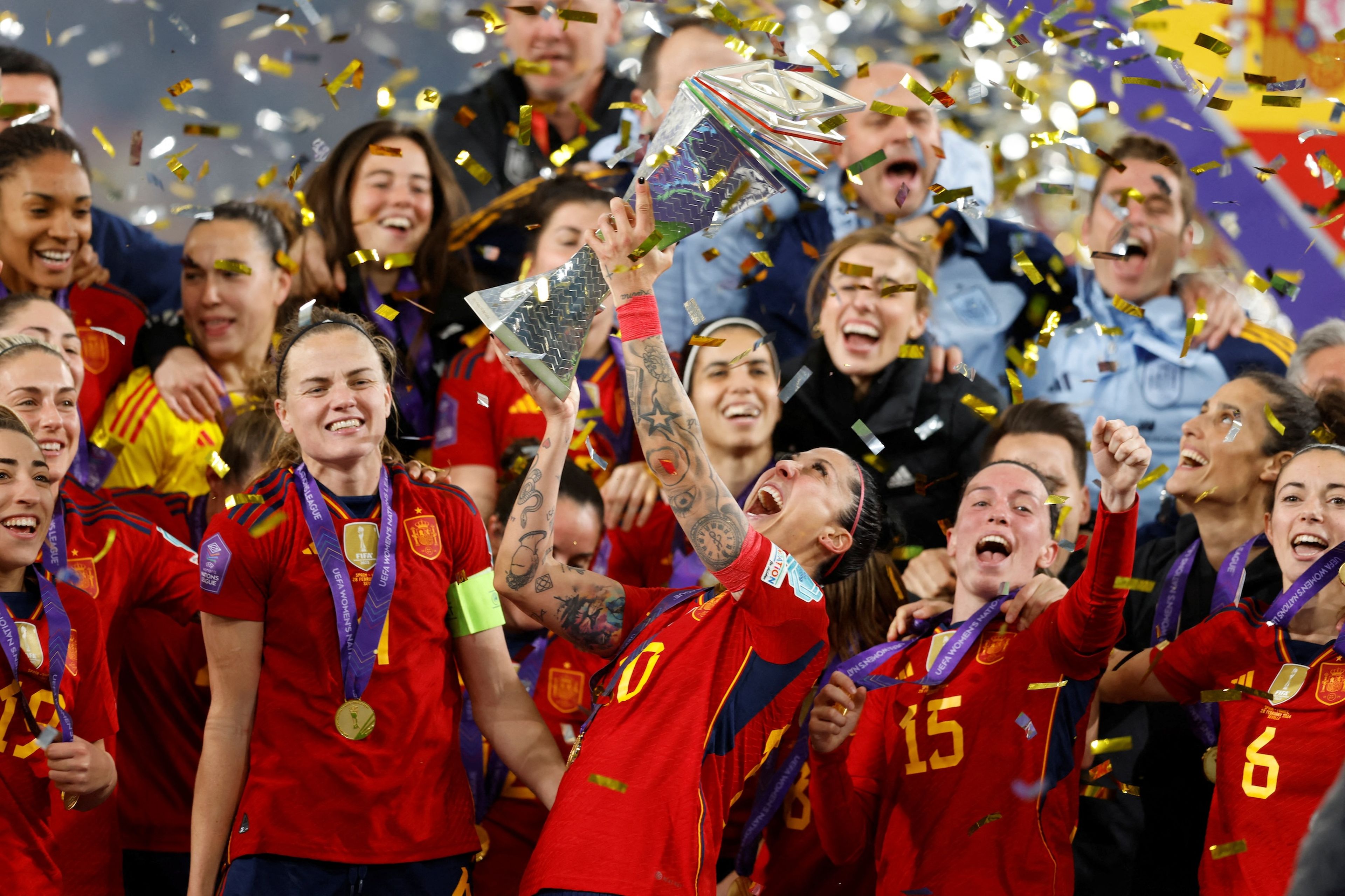 La foto del día: La selección femenina de fútbol conquistó ayer la Liga de Naciones tras derrotar a Francia (2-0) en el estadio de La Cartuja, en Sevilla, solo 6 meses después de ganar el Mundial. En la foto, Jennifer Hermoso levanta la copa.