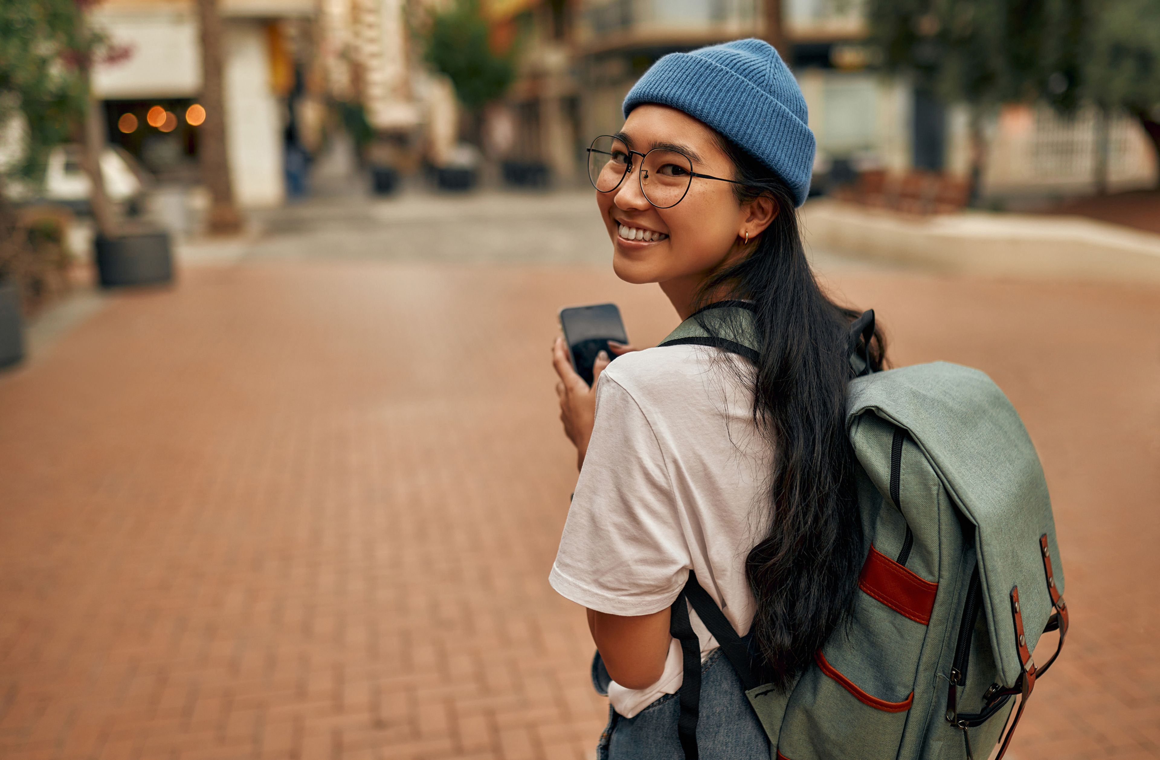 estudiante viajando en el extranjero con mochila