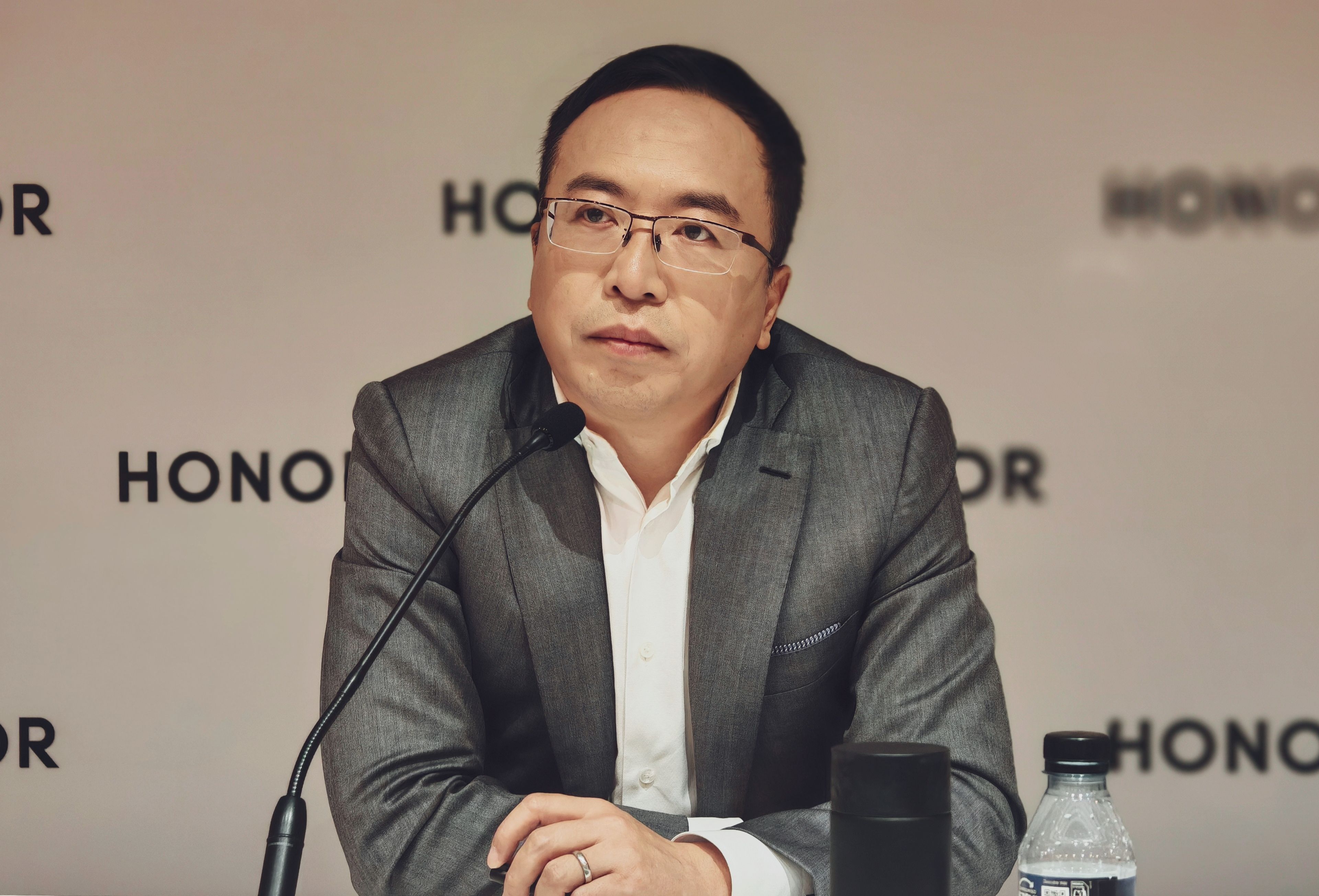 George Zhao, CEO de Honor, participa en una entrevista en el MWC 2024