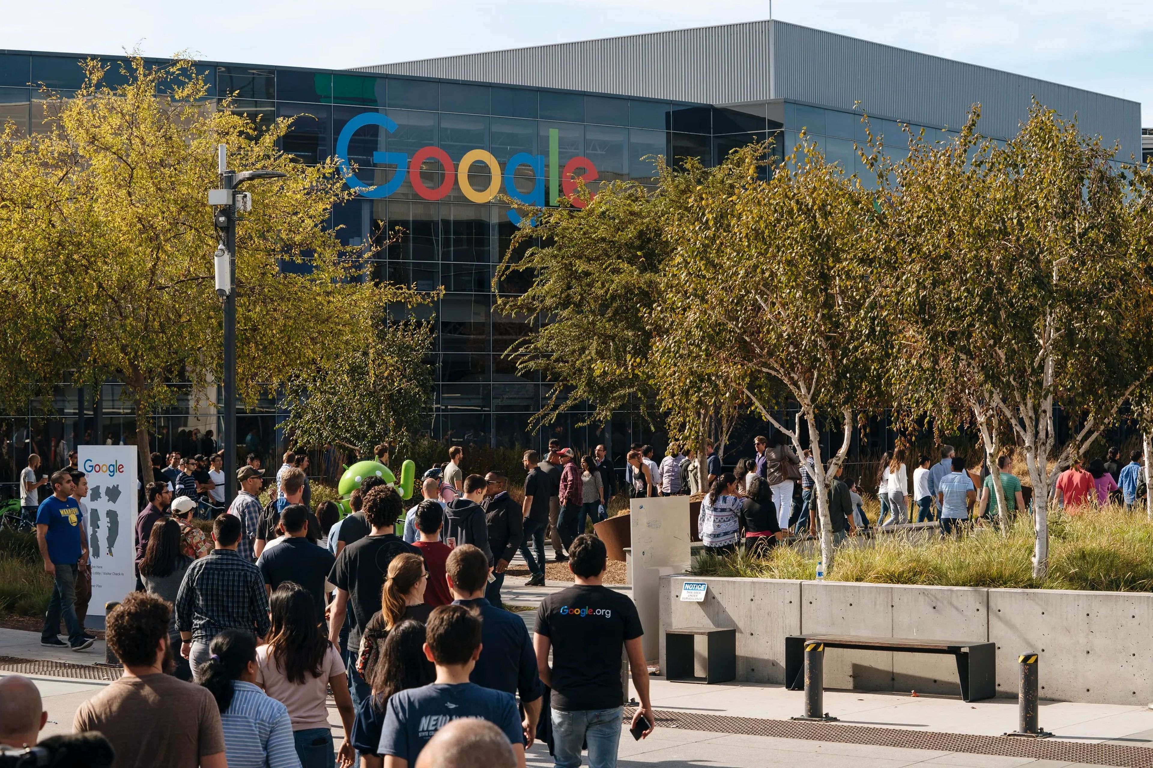Empleados de Google en el campus de la empresa en Silicon Valley.