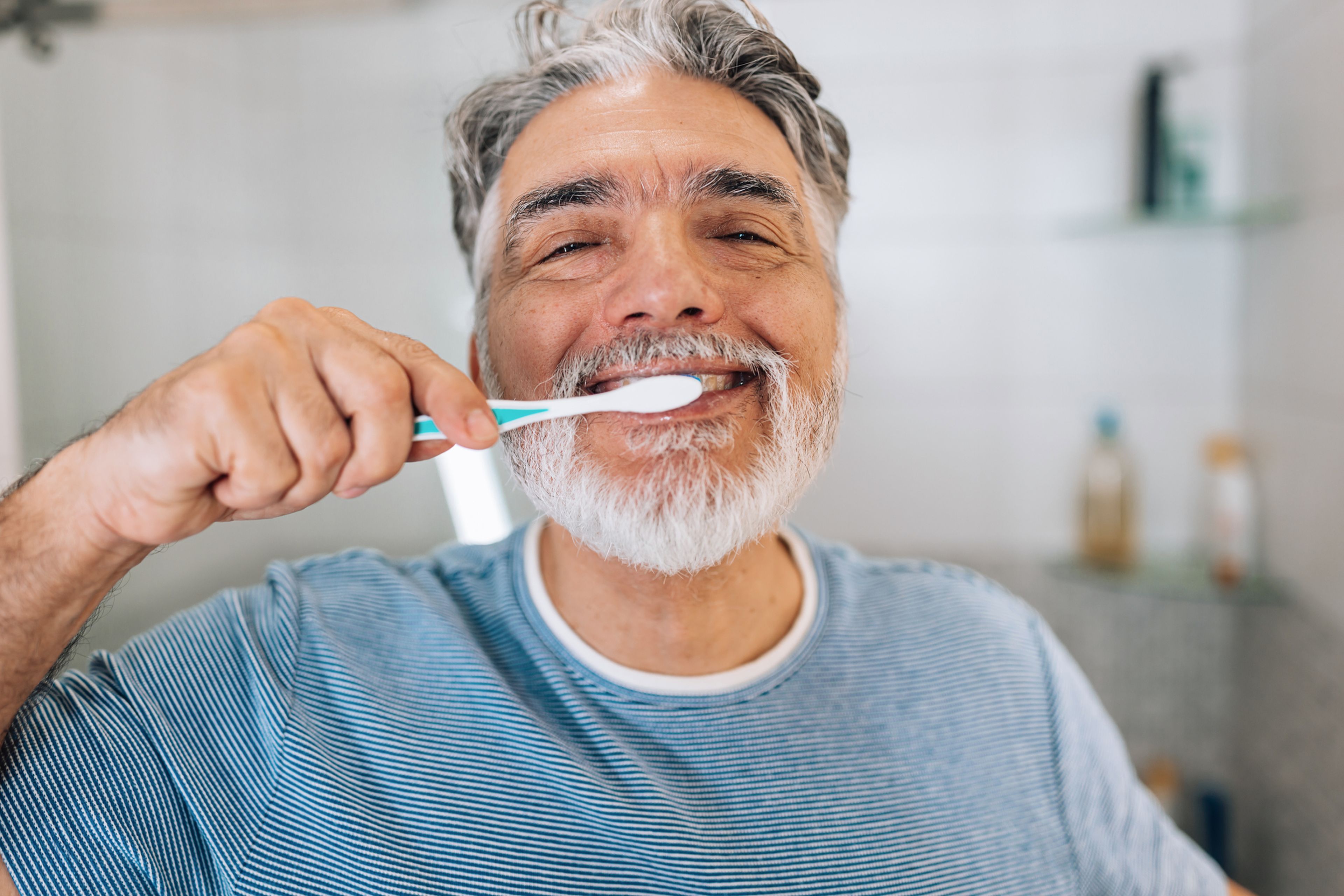 Hombre de mediana edad lavándose los dientes