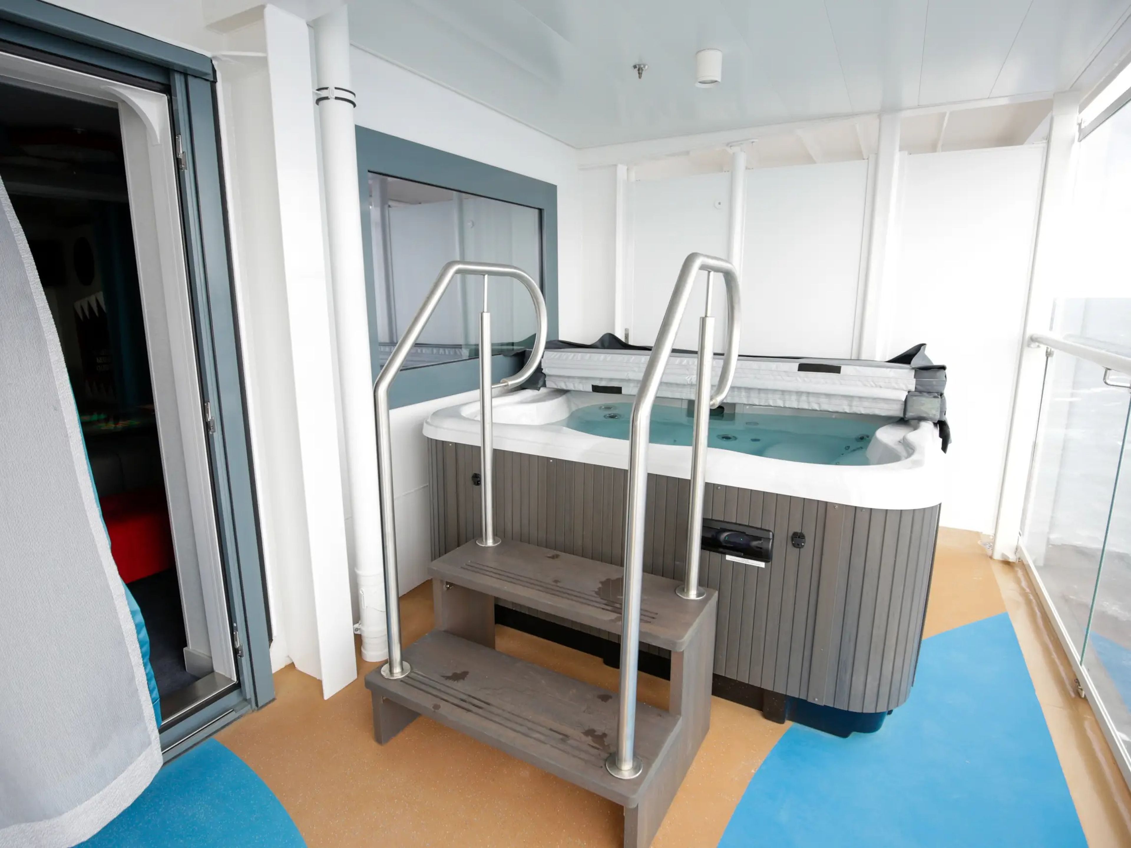 La megasuite tiene una bañera de hidromasaje privada en uno de sus balcones.