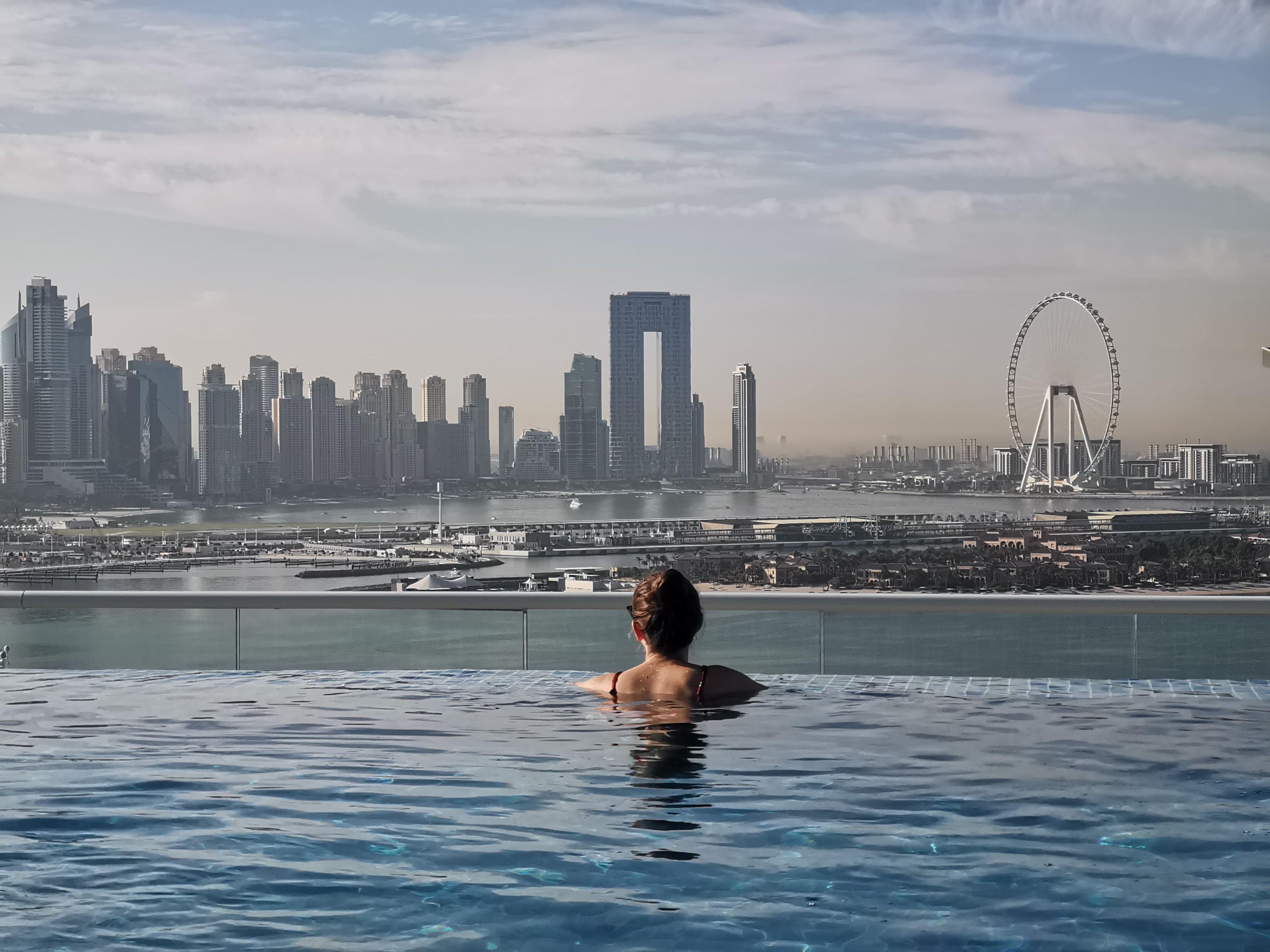 La autora en la piscina infinita de la azotea del hotel NH Collection Dubai The Palm.