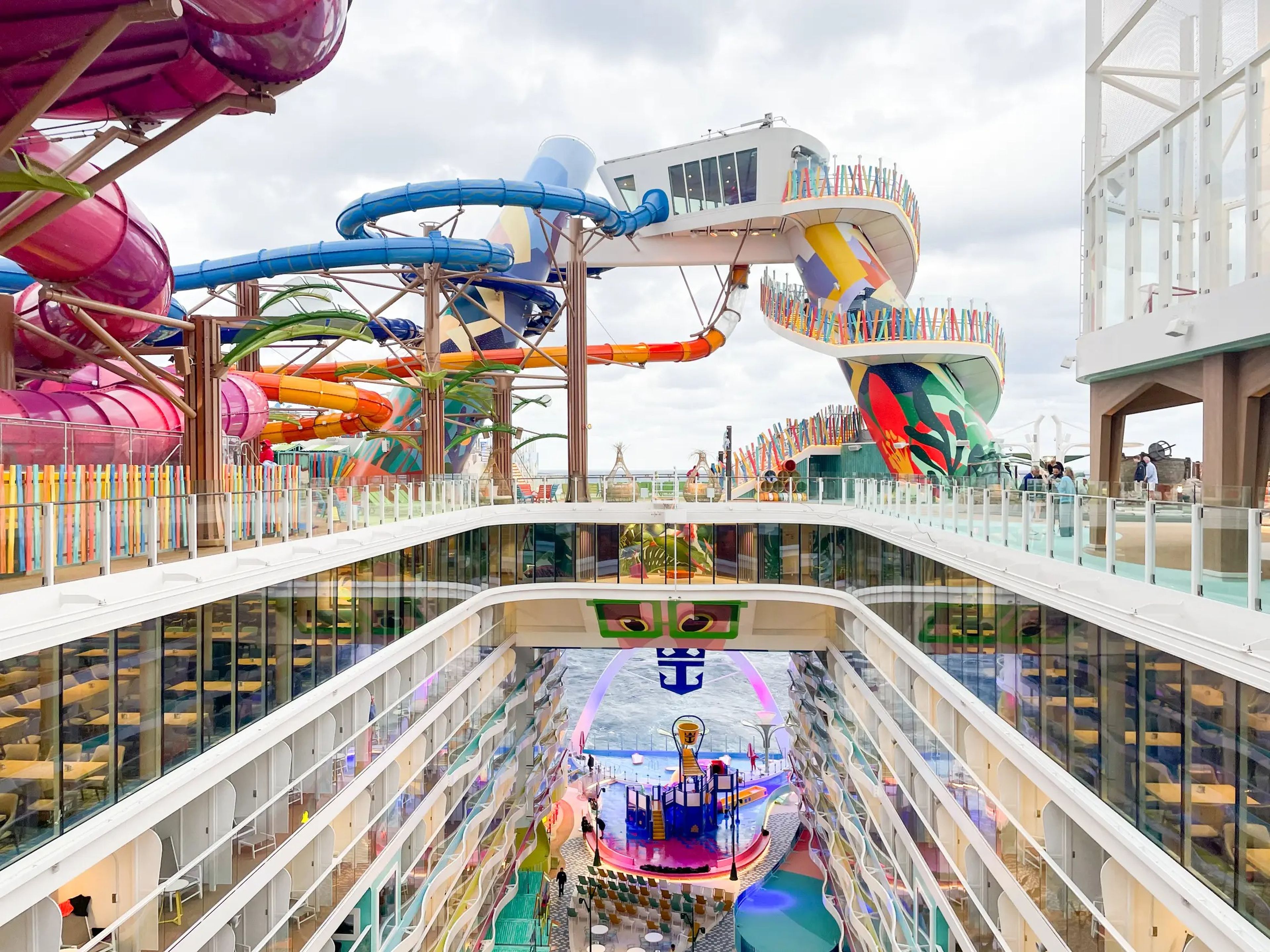El nuevo crucero de Royal Caribbean, el Icon of the Seas, cuenta con atractivos servicios para toda la familia, como un colorido parque acuático de seis toboganes.