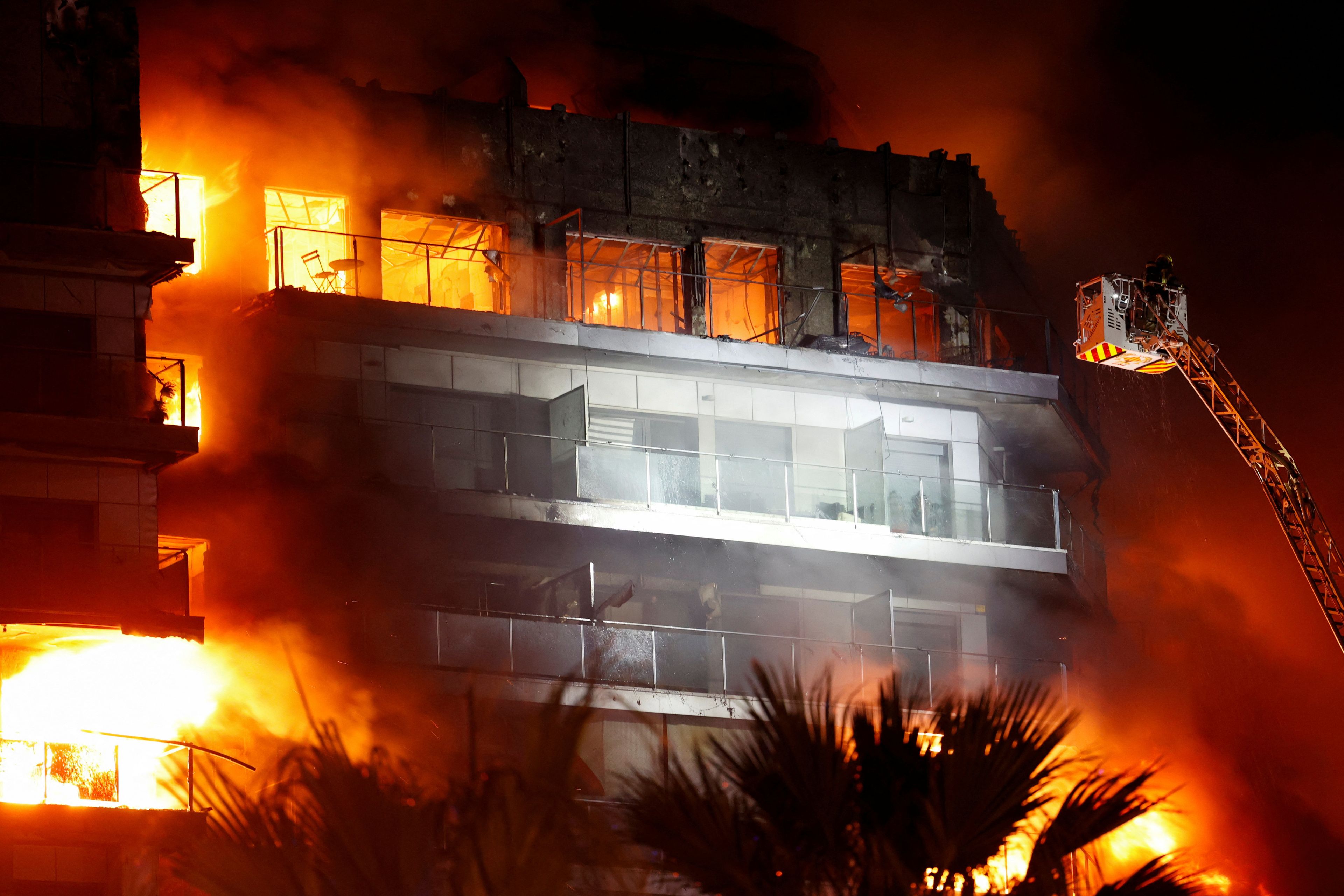 La foto del día: Al menos cuatro personas murieron ayer en el enorme incendio que consumió un edificio de 14 plantas en el barrio de Nou Campanar en Valencia. Otras 19 personas siguen sin ser localizadas por sus familias.