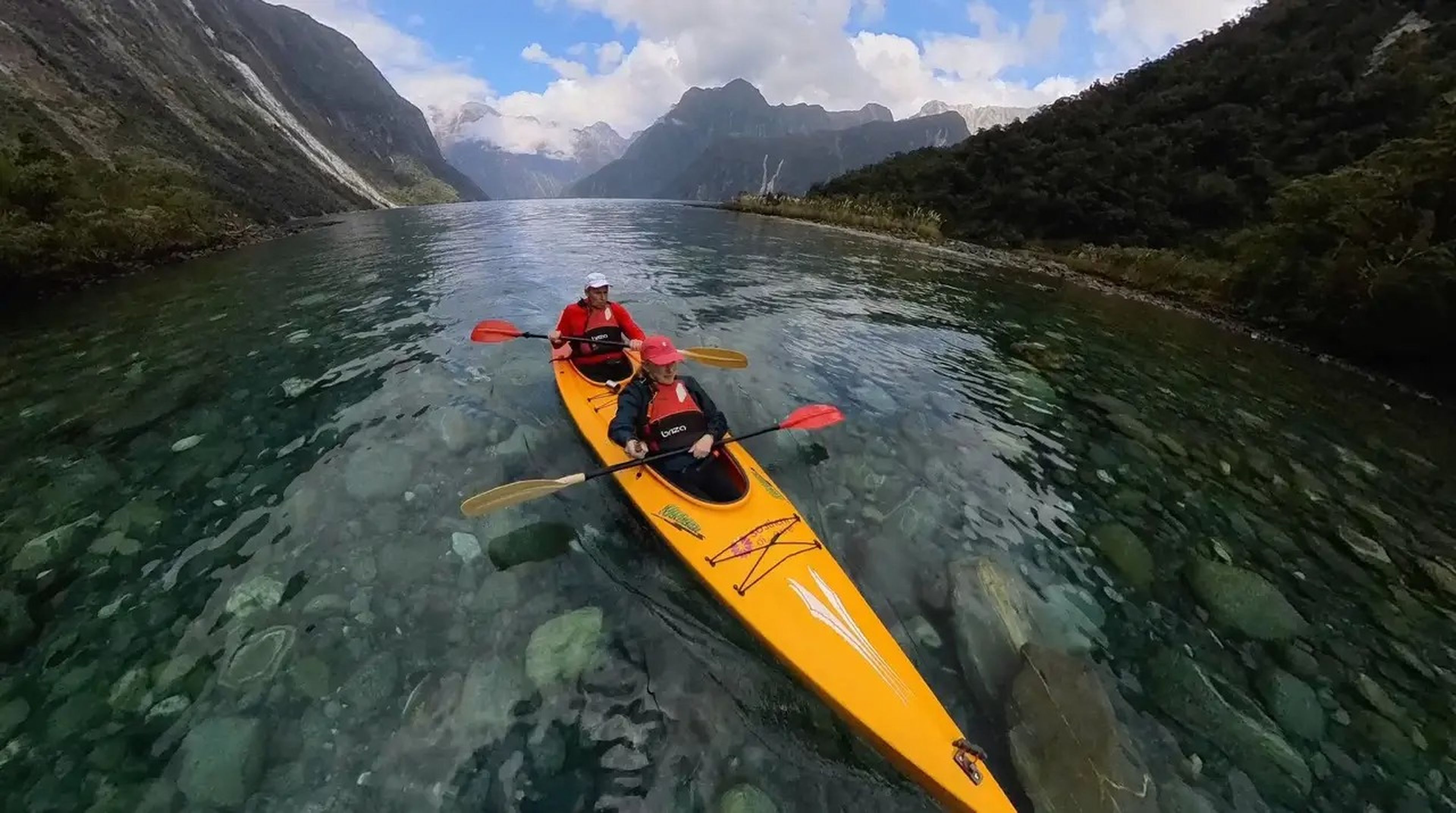 Los Martin haciendo kayak en Nueva Zelanda.