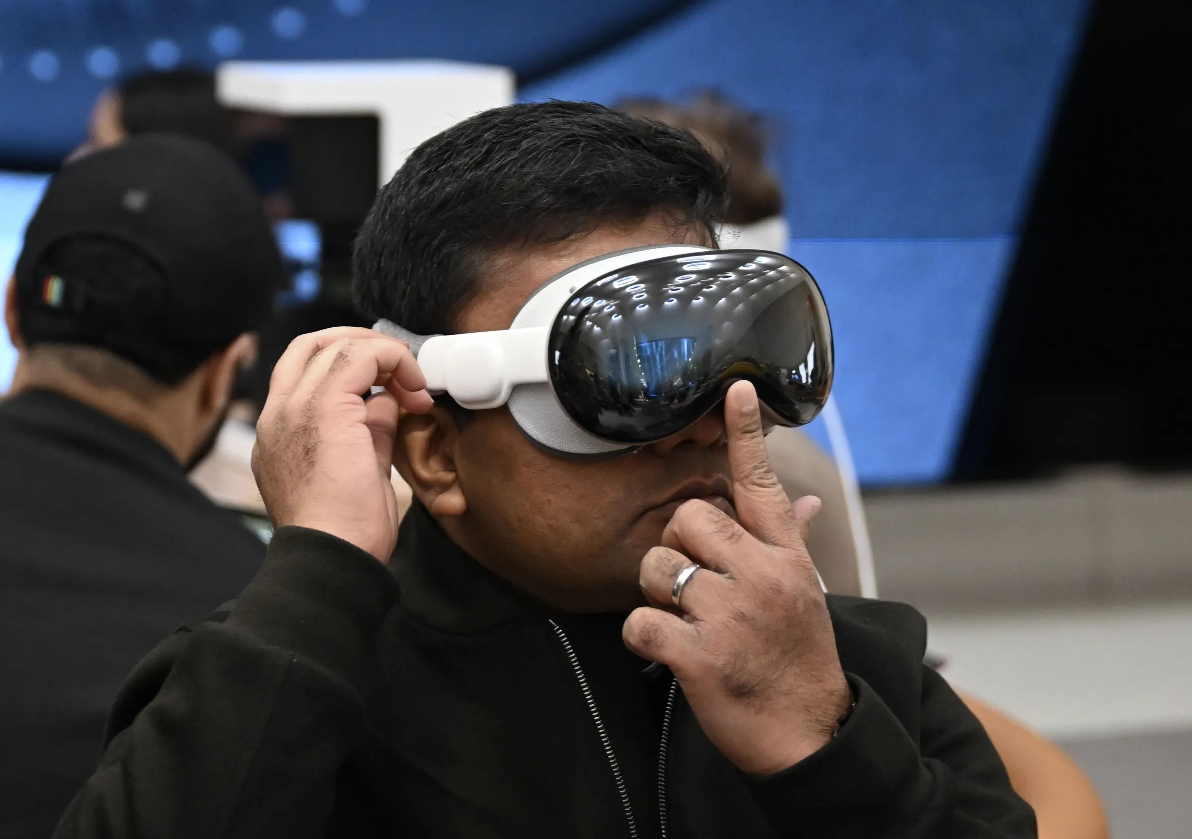 Un hombre prueba las Vision Pro de Apple en una Apple Store.