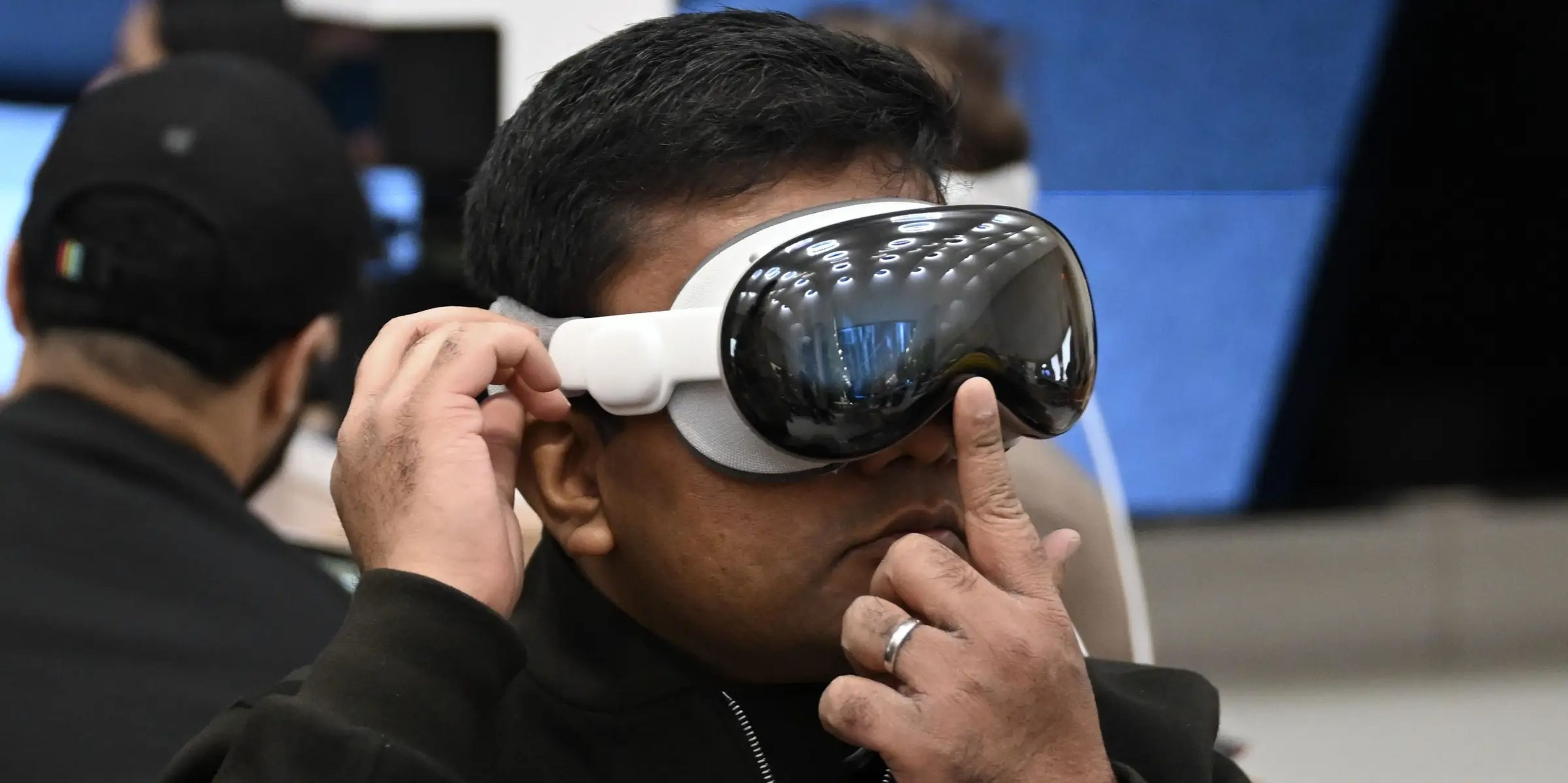 Un hombre se prueba las Vision Pro de Apple en una Apple Store.