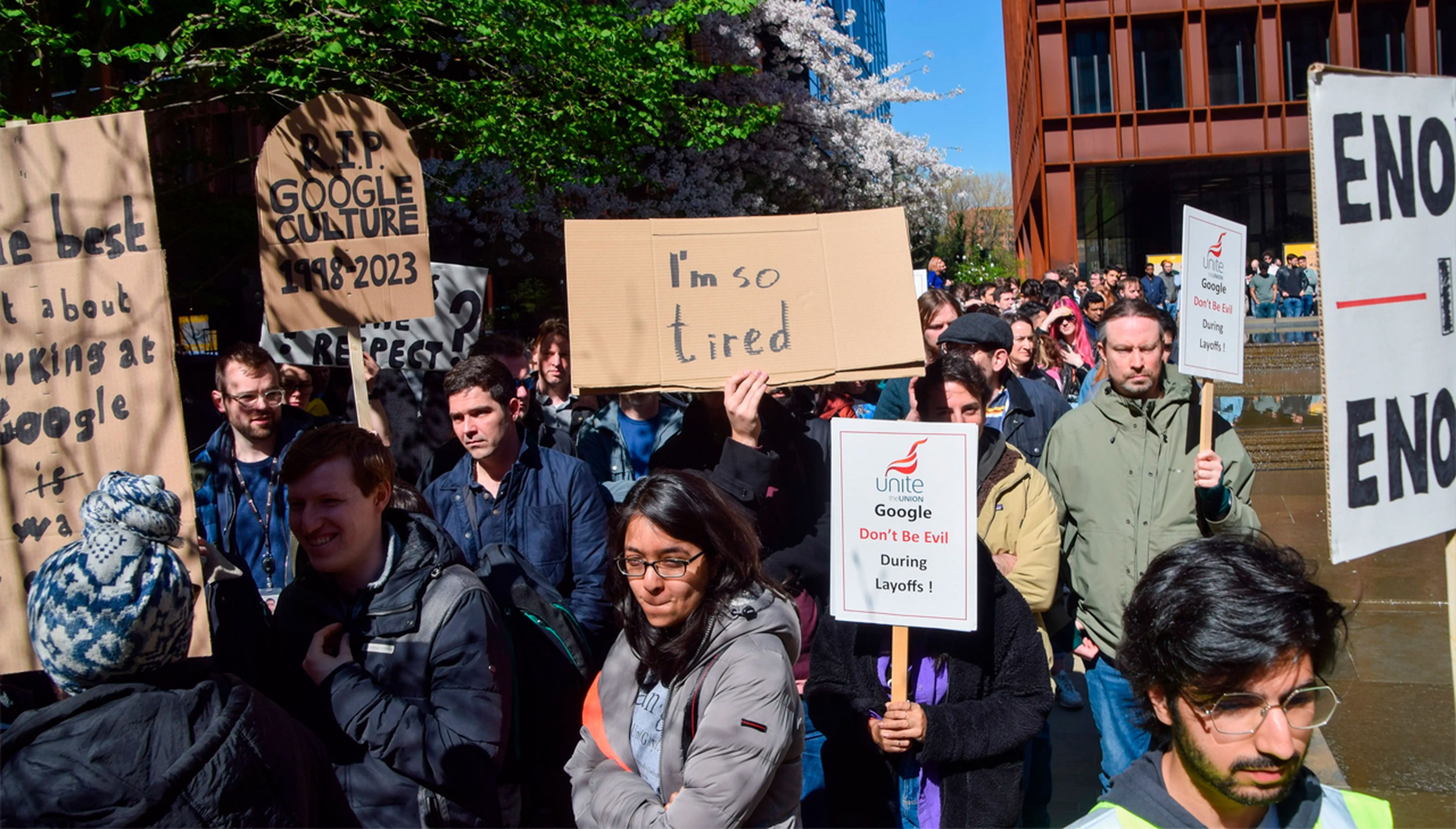 En 2023, los trabajadores de Google protestaron frente a las oficinas de la empresa en el Reino Unido en respuesta a los despidos anunciados.