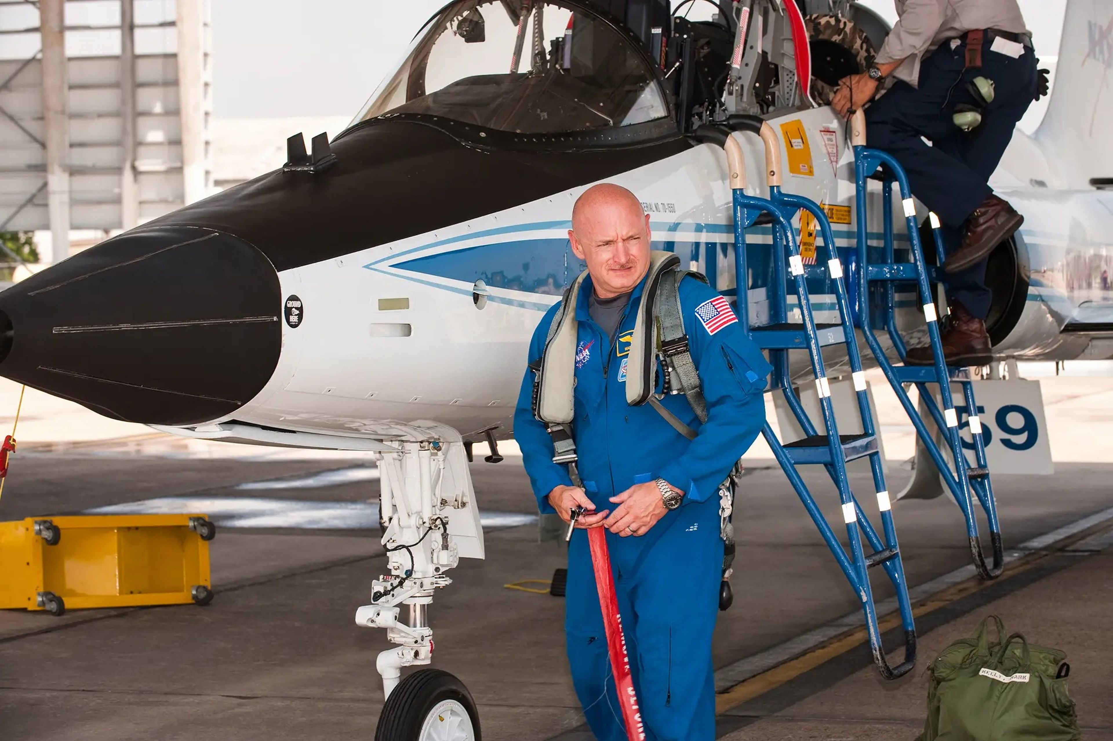 El astronauta Mark Kelly se prepara para un vuelo en un avión de entrenamiento T-38 de la NASA.