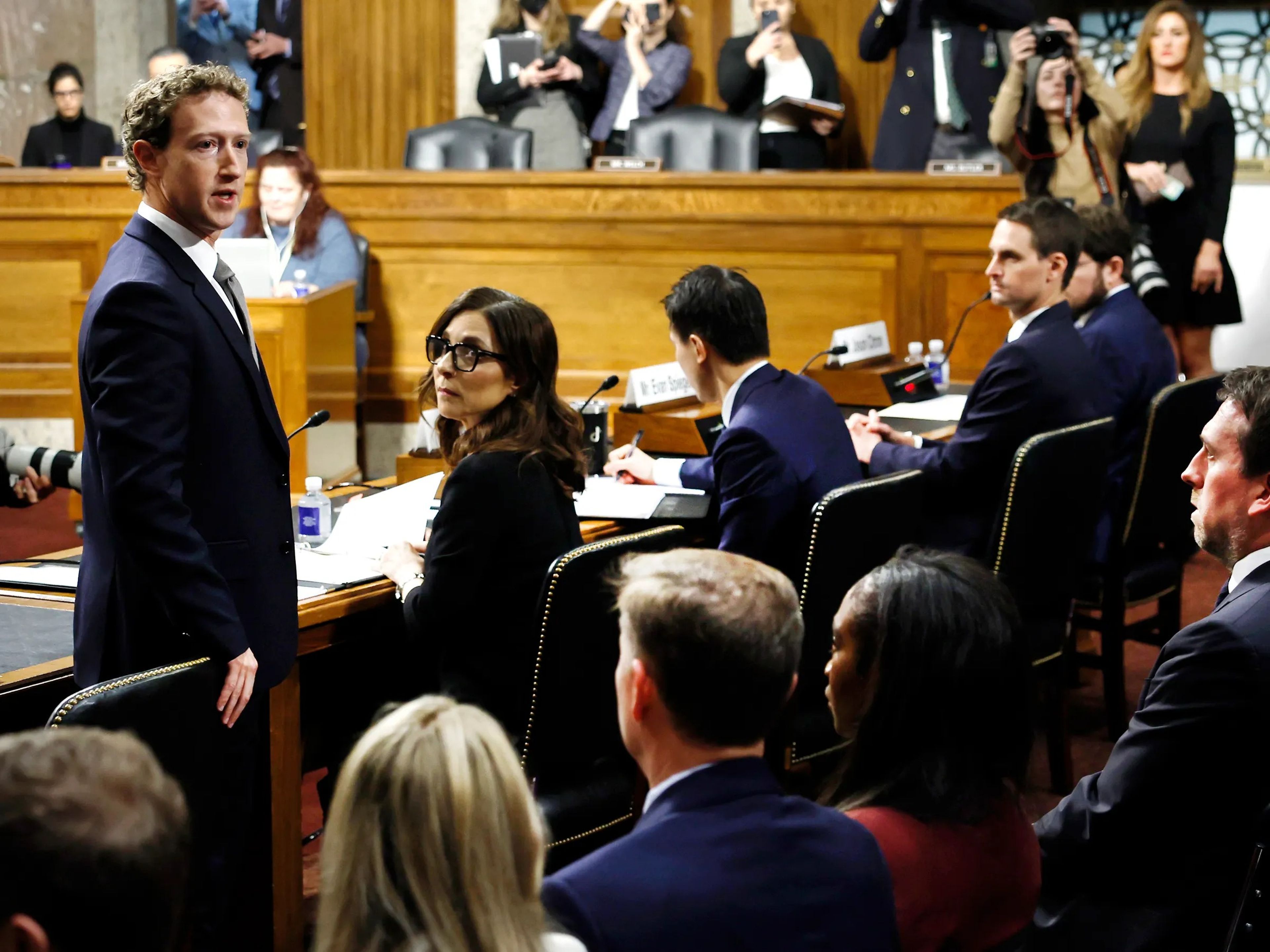 Mark Zuckerberg, CEO de Meta, habla directamente con víctimas de acoso en redes durante una audiencia del Comité Judicial del Senado estadounidense.