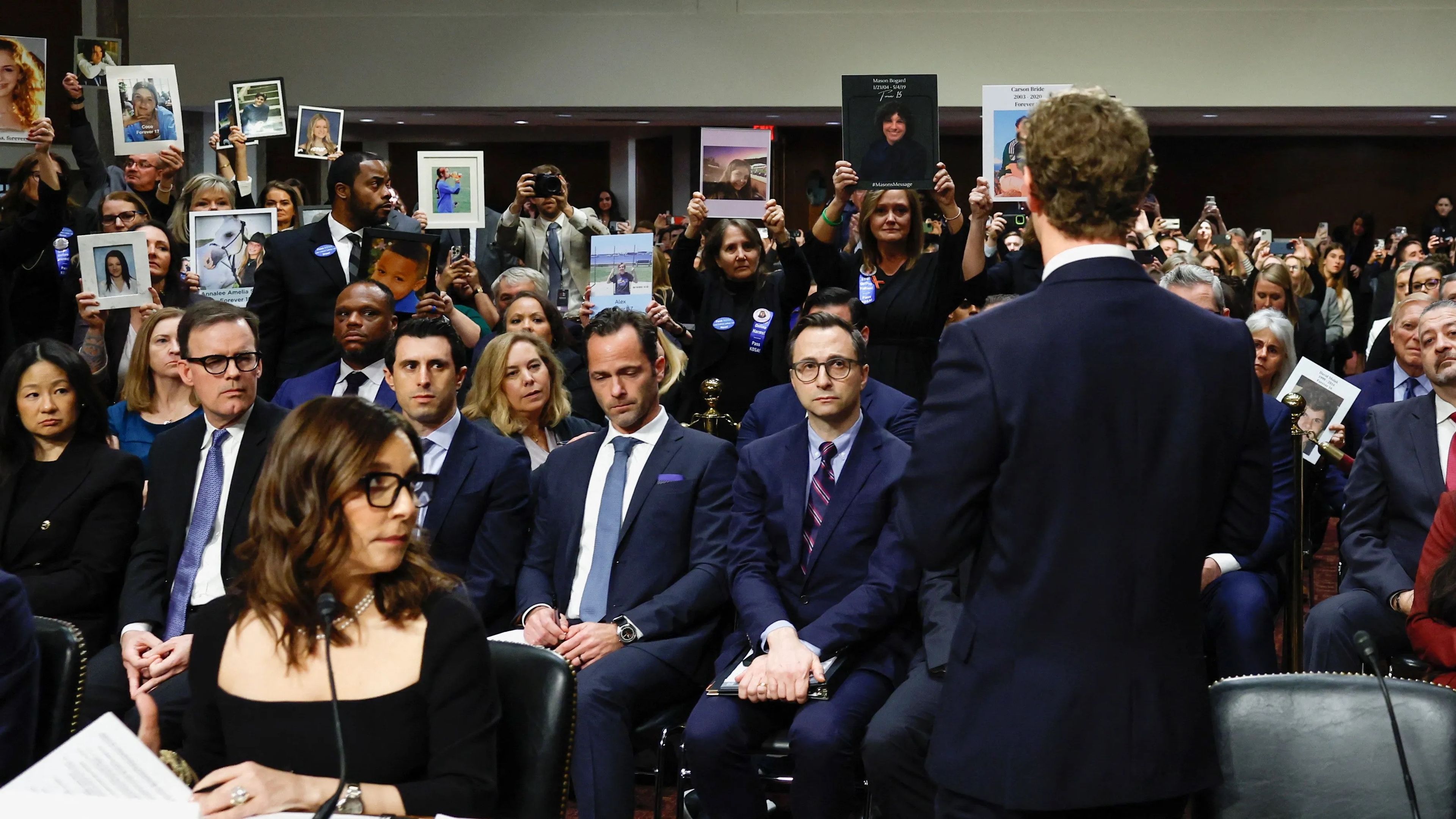 Mark Zuckerberg (de espaldas), CEO de Meta, se dirigía recientemente a las víctimas de acoso en redes durante una audiencia de la Comisión Judicial del Senado estadounidense.