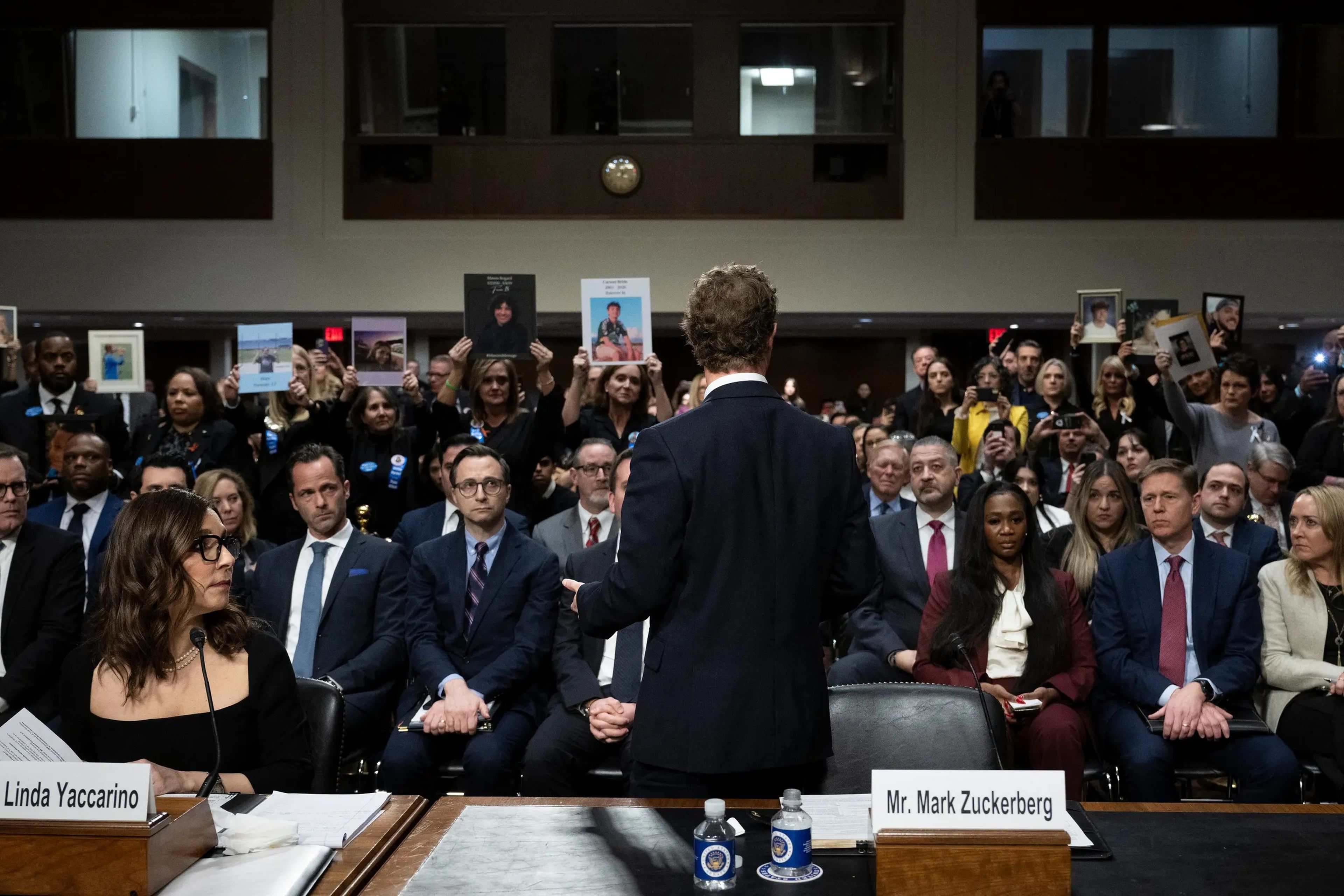 Mark Zuckerberg, CEO de Meta, se dirige directamente a las víctimas de acoso en redes durante una audiencia de la Comisión Judicial del Senado estadounidense.