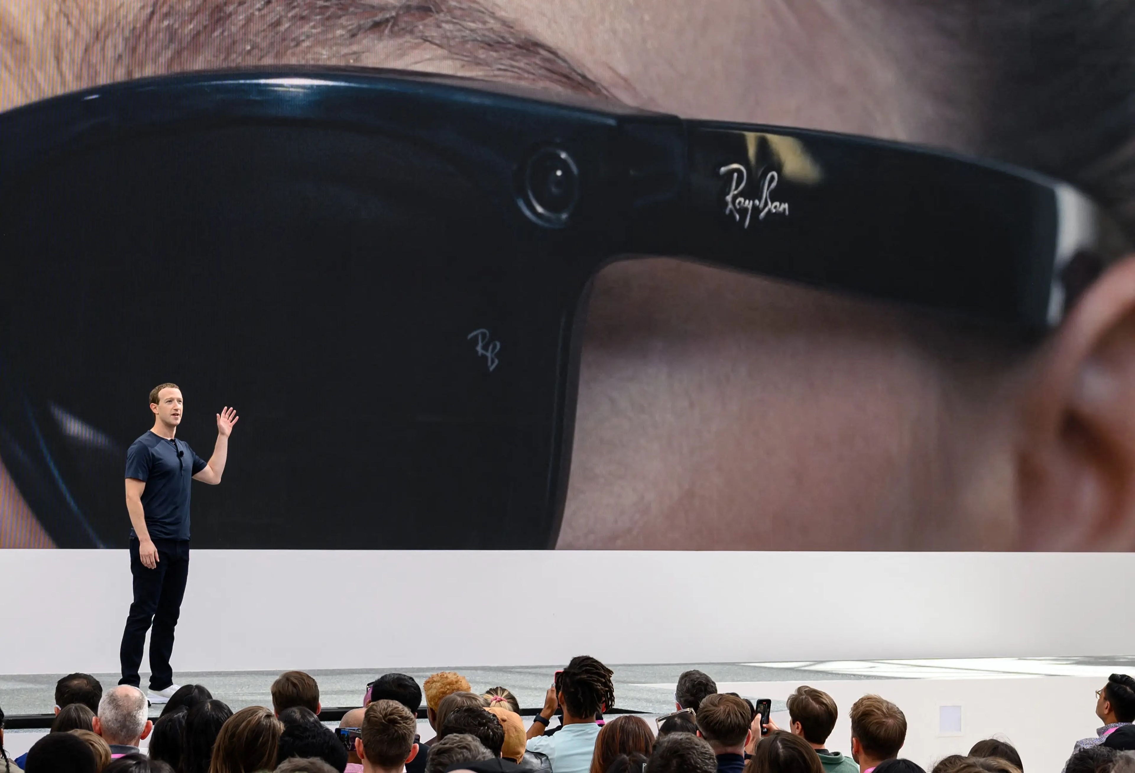 Mark Zuckerberg mostrando las actuales gafas inteligentes de Meta en septiembre de 2023.