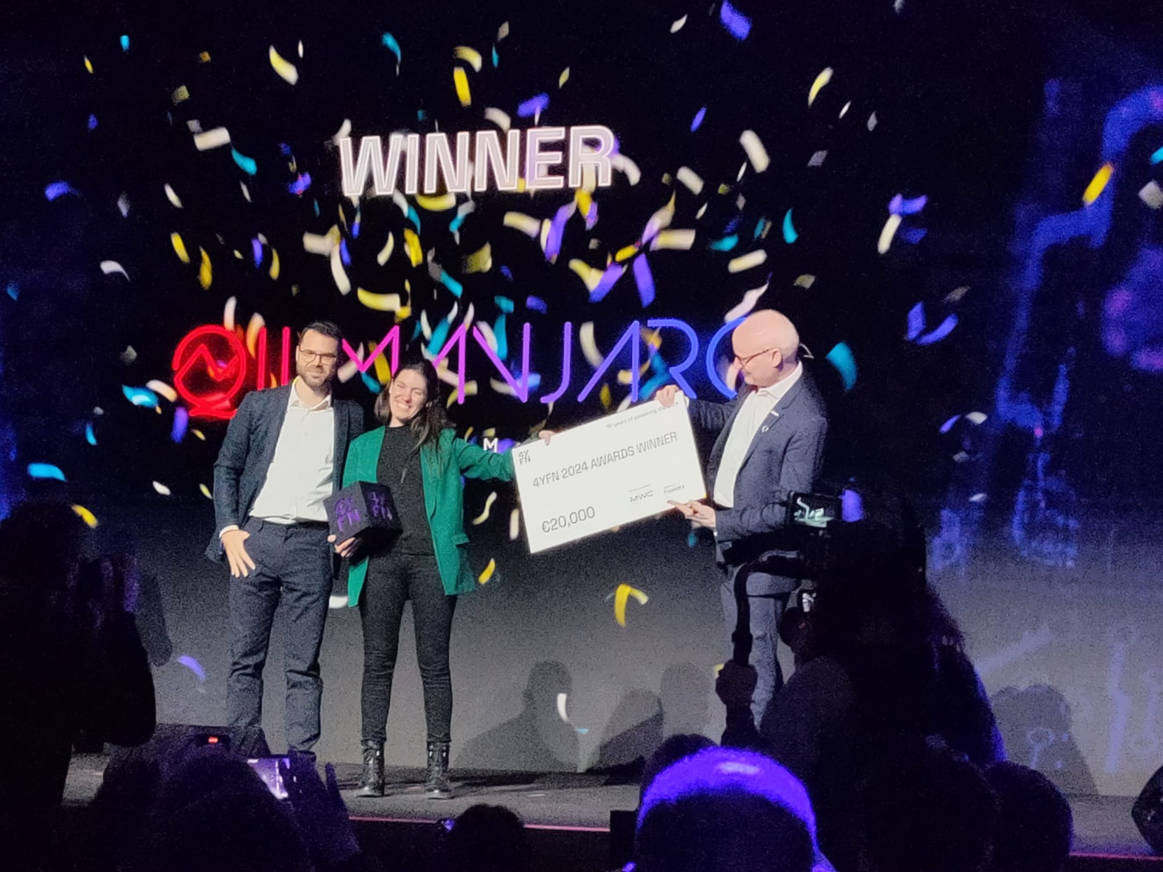 Marta Estarellas, CEO de Qilimanjaro, recibe el premio de mejor startup del 4YFN 2024.