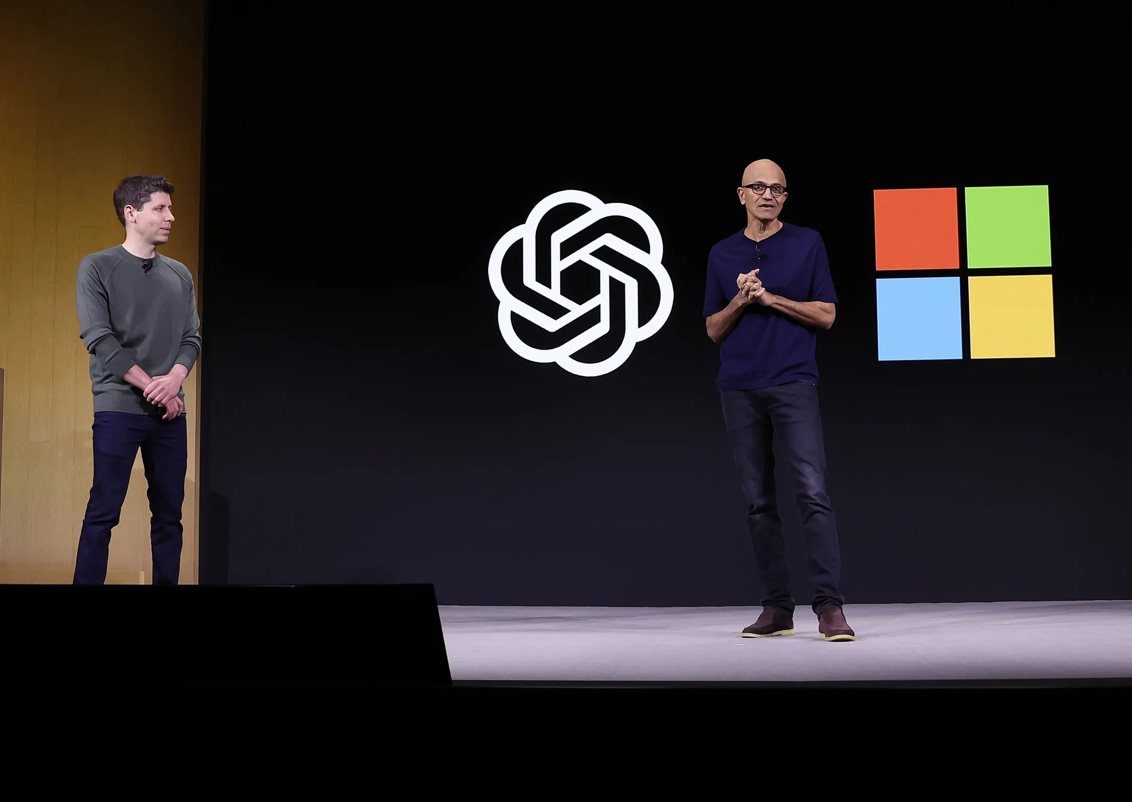 Sam Altman, CEO de OpenAI (izquierda), junto a Satya Nadella, director ejecutivo de Microsoft.