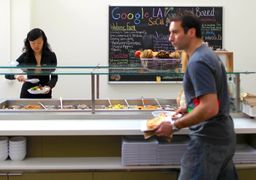 Muchas empresas tecnológicas, como Google, han recortado prestaciones como las dietas o los servicios de guardería.