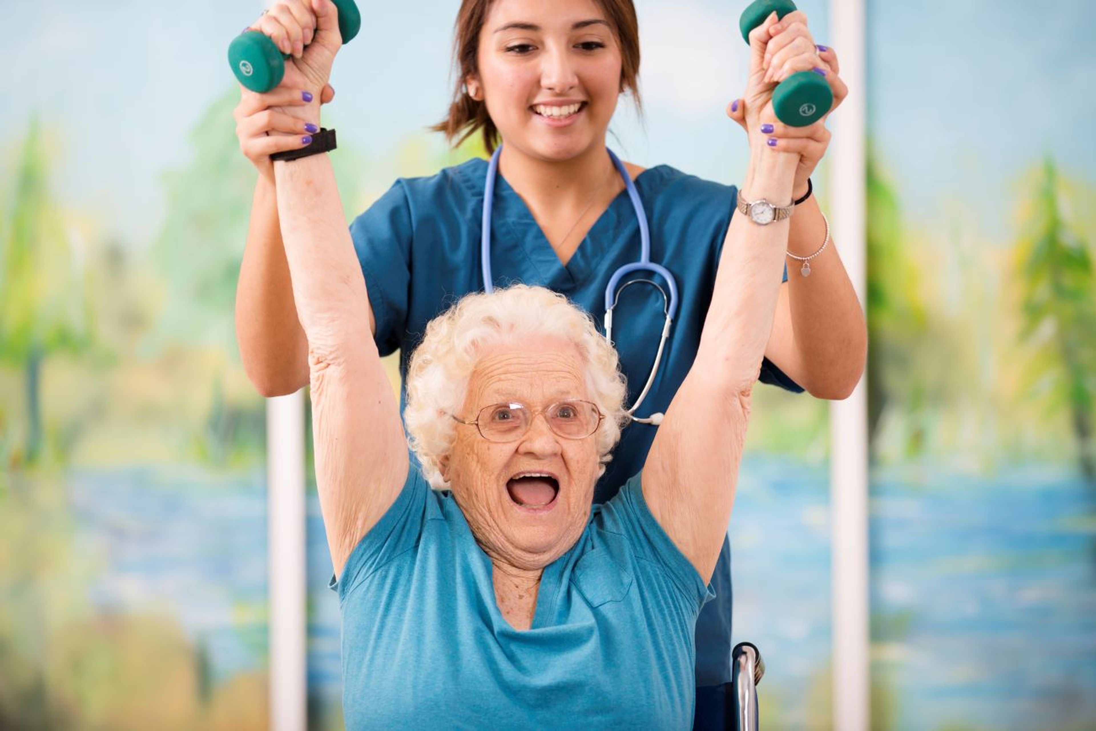 Mujer mayor contenta hace ejercicio, terapia física