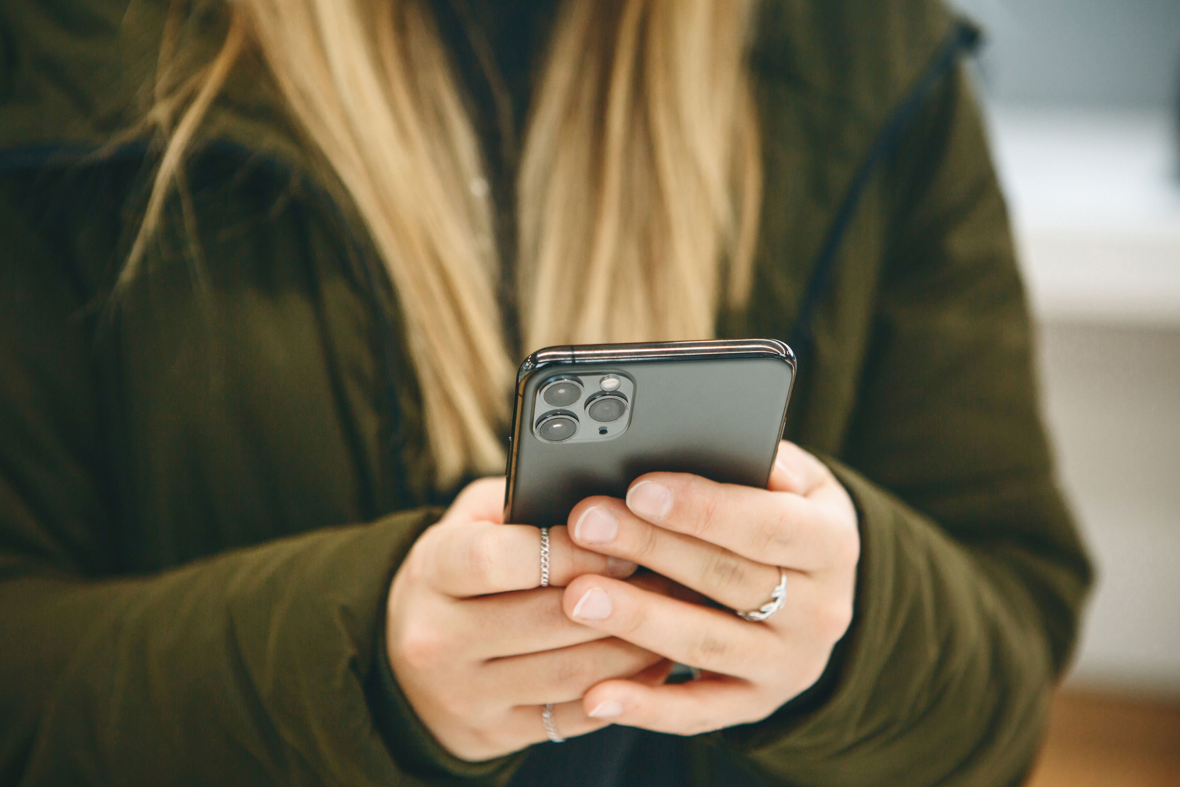 La mujer usa un iPhone