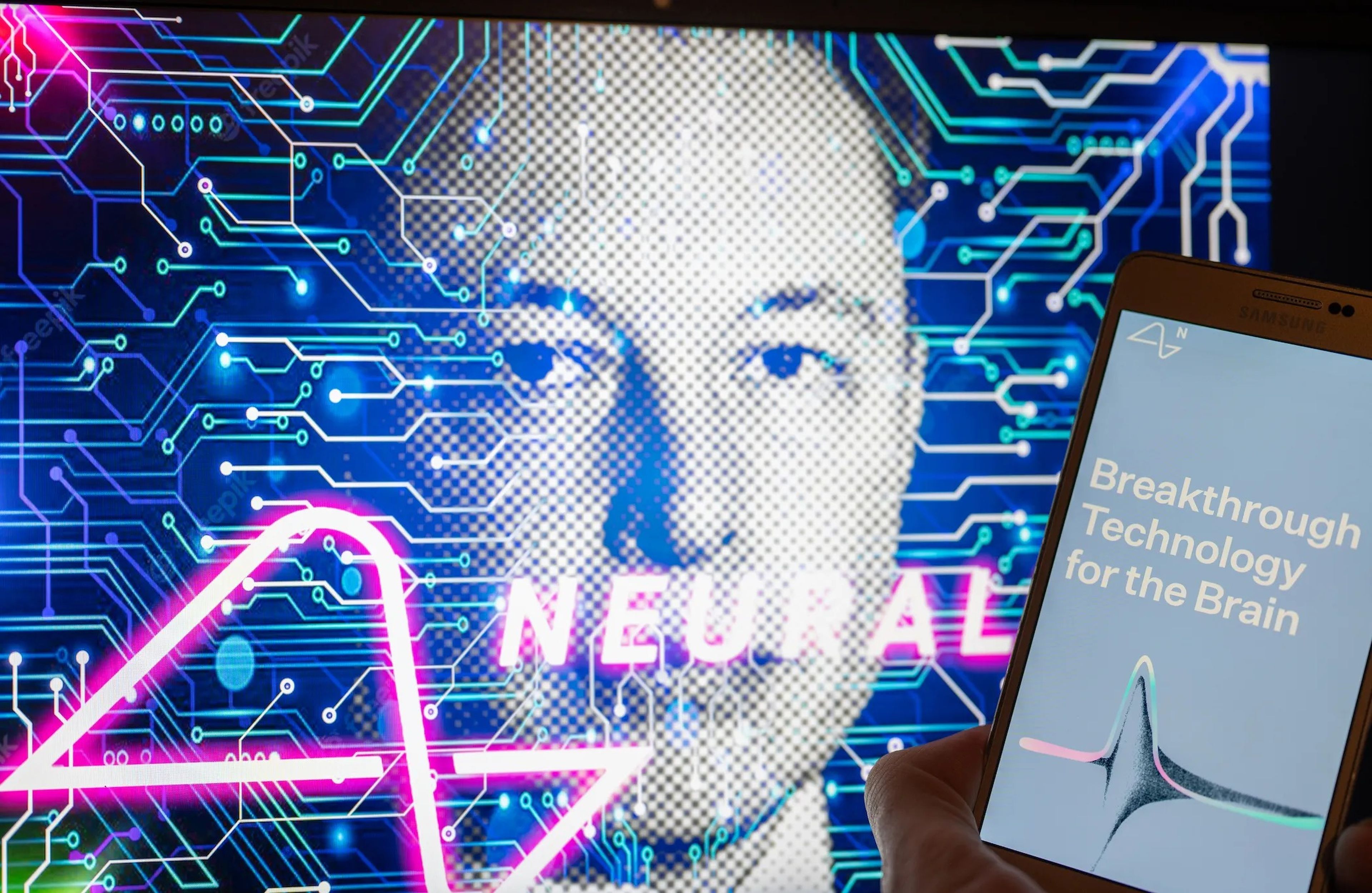 Una ilustración de Elon Musk junto al logo de Neuralink, una de sus compañías tecnológicas. 