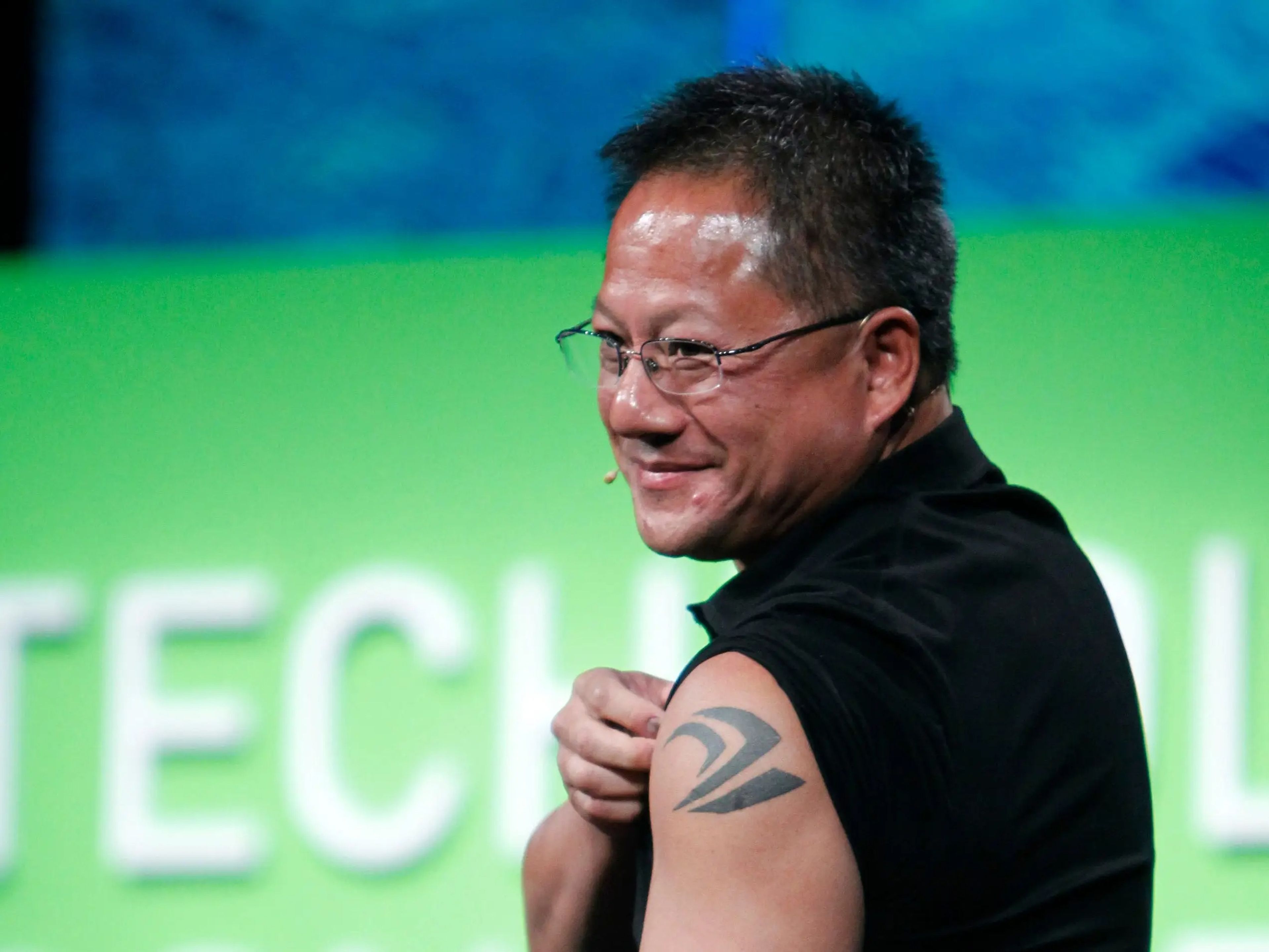 El fundador, presidente y CEO de Nvidia, Jensen Huang, muestra su tatuaje en septiembre de 2010.