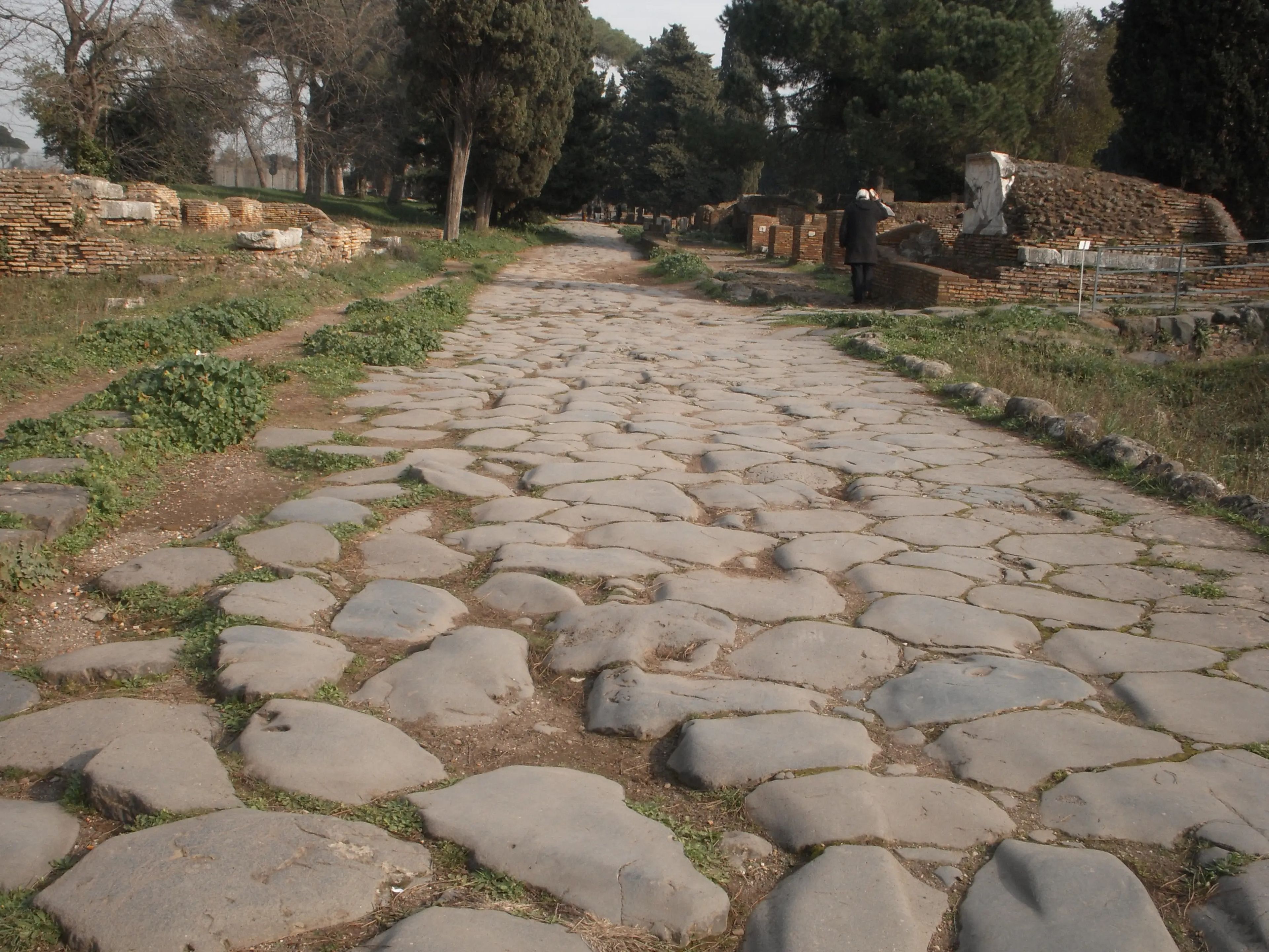 A lo largo de la carretera que atraviesa la necrópolis se pueden encontrar tumbas y otros restos funerarios. 