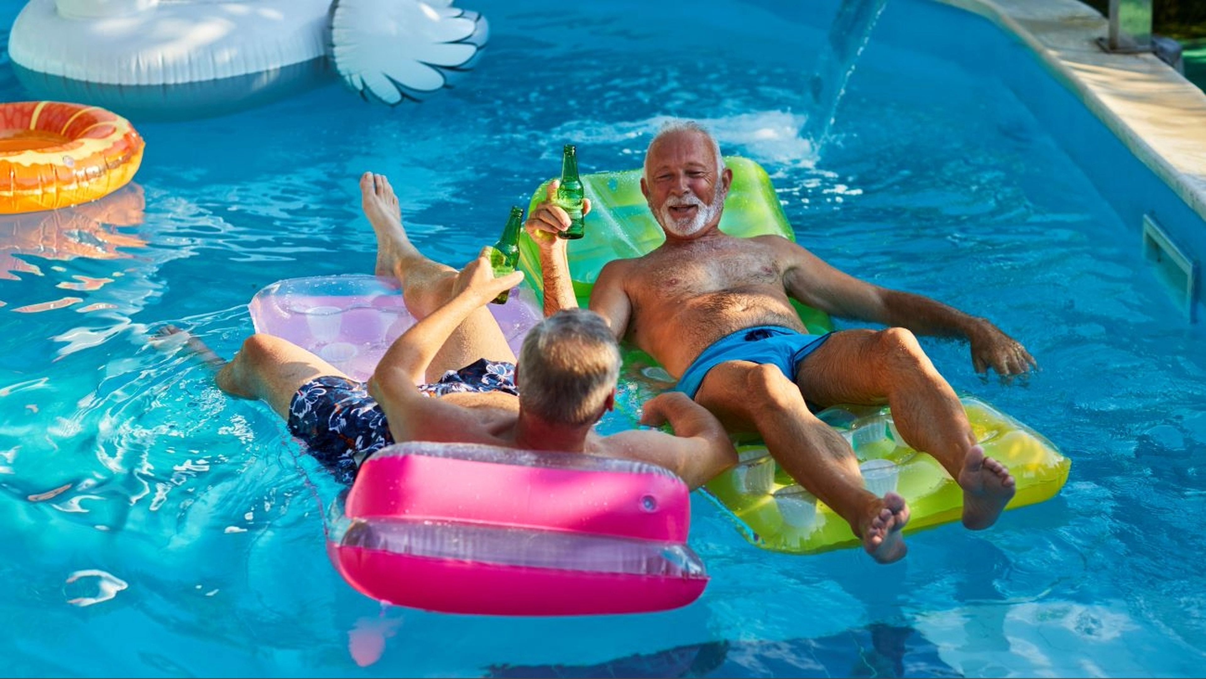 Pensionistas en una piscina, hombres mayores, amigos