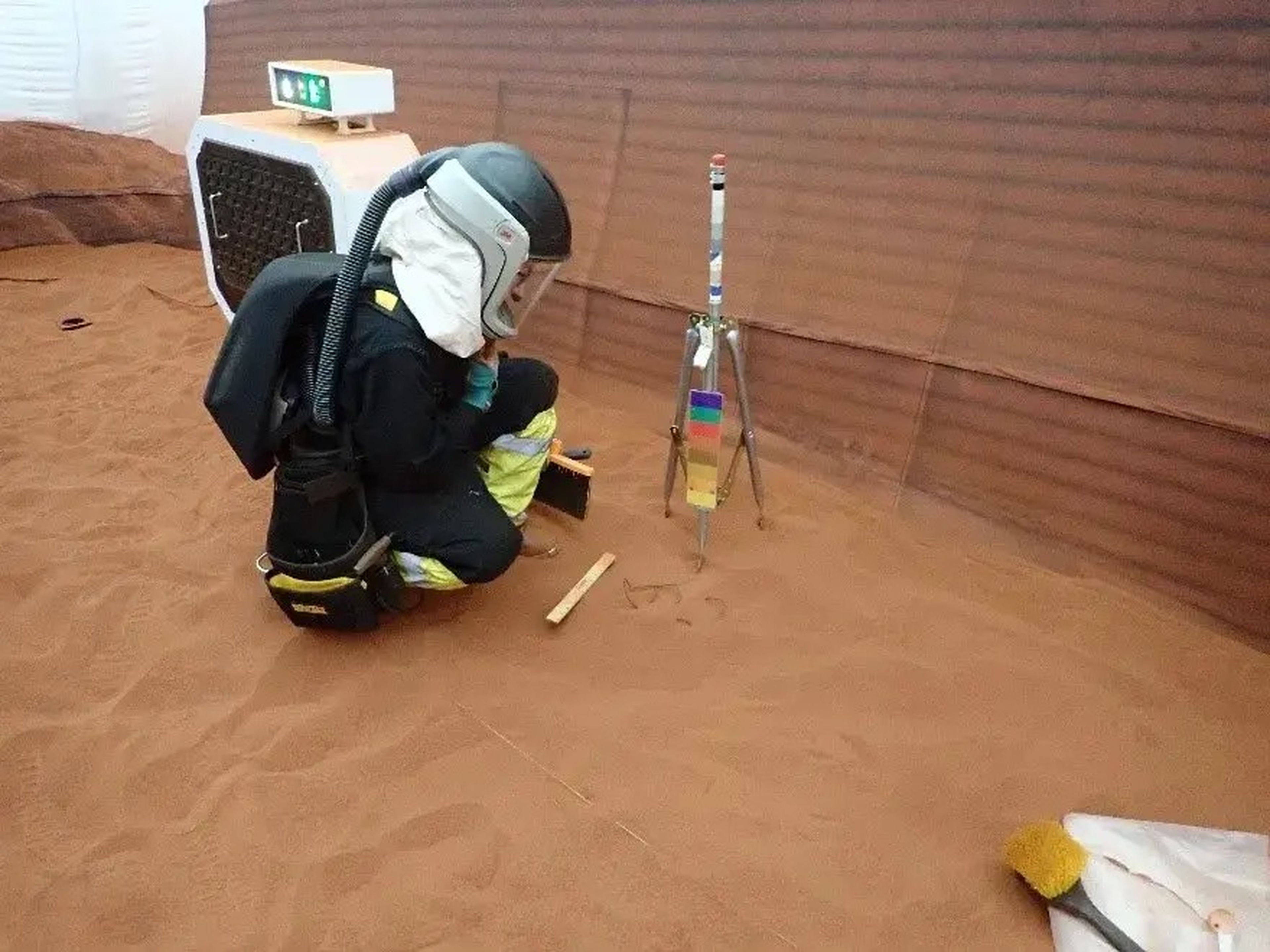 Un miembro de la tripulación de CHAPEA en un paseo simulado por un espacio que imita el hábitat marciano.