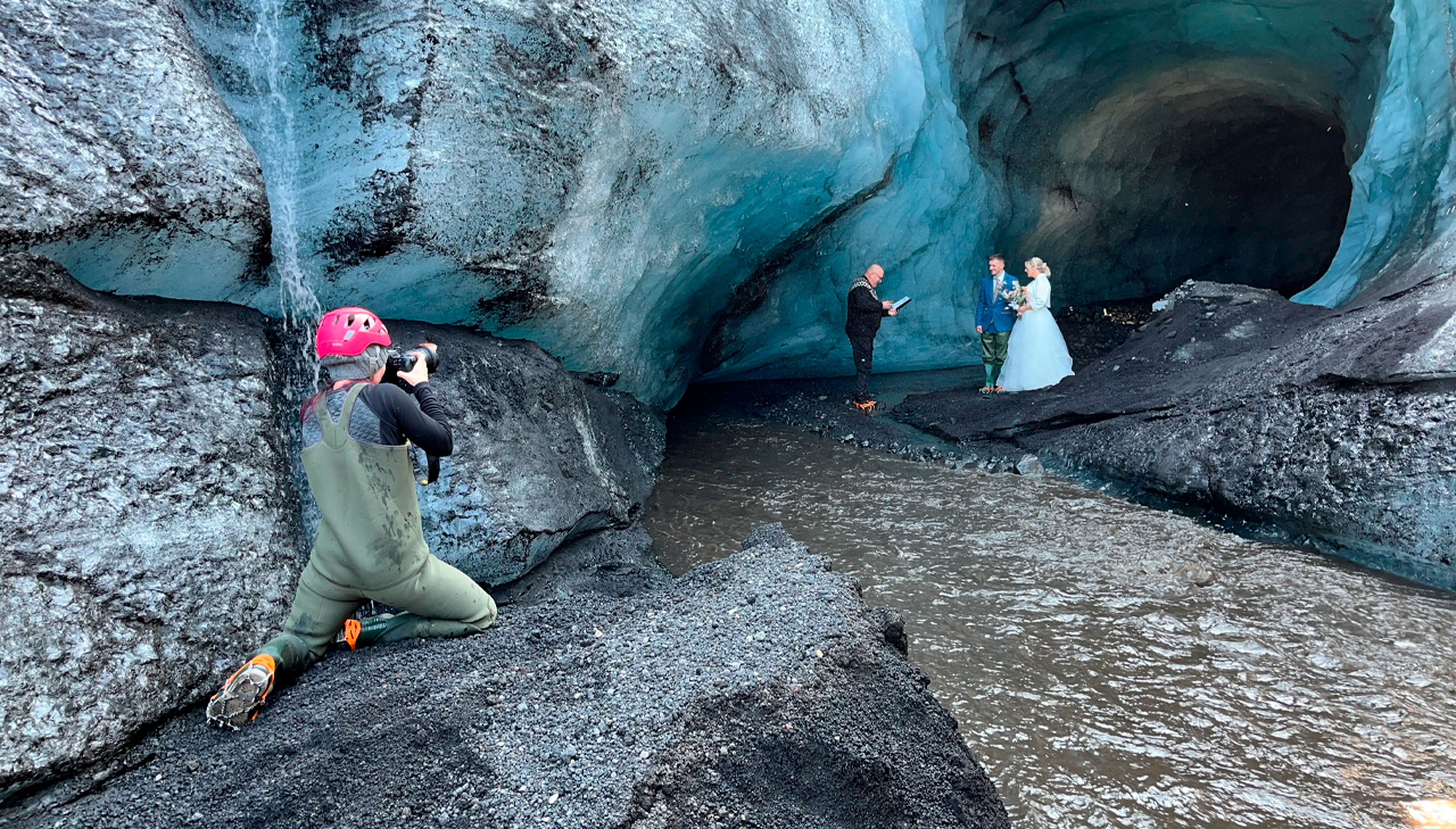 Peters fotografía una boda en una cueva de hielo.