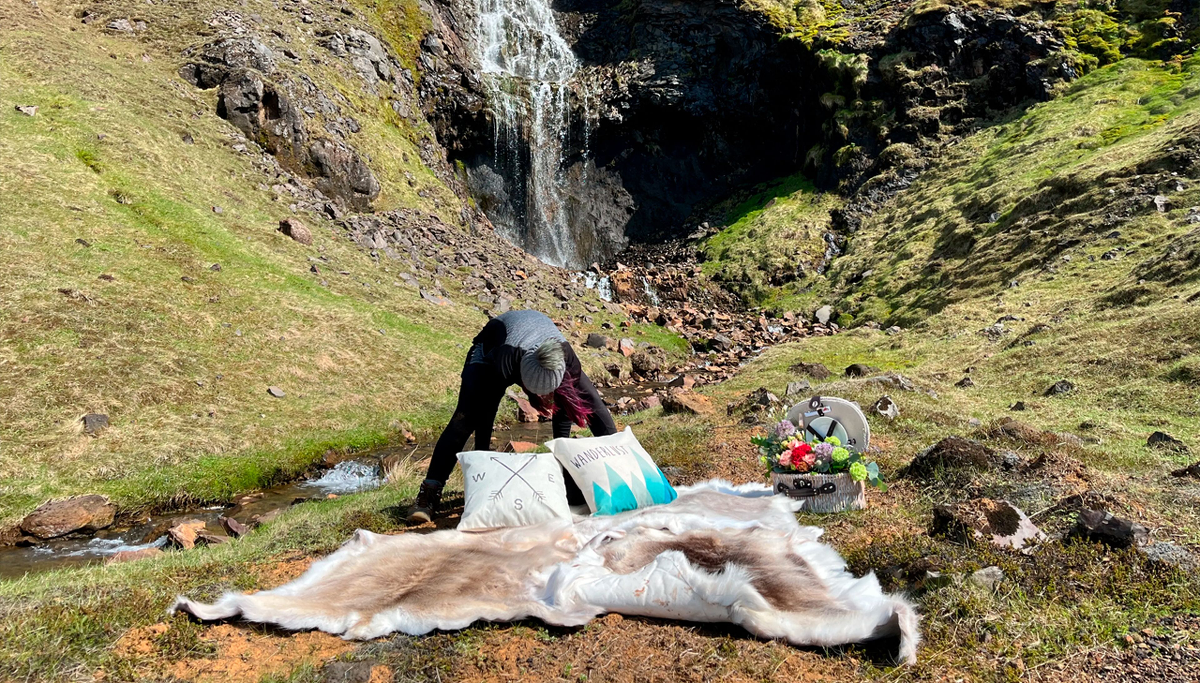 Peters prepara un picnic al pie de una cascada privada.