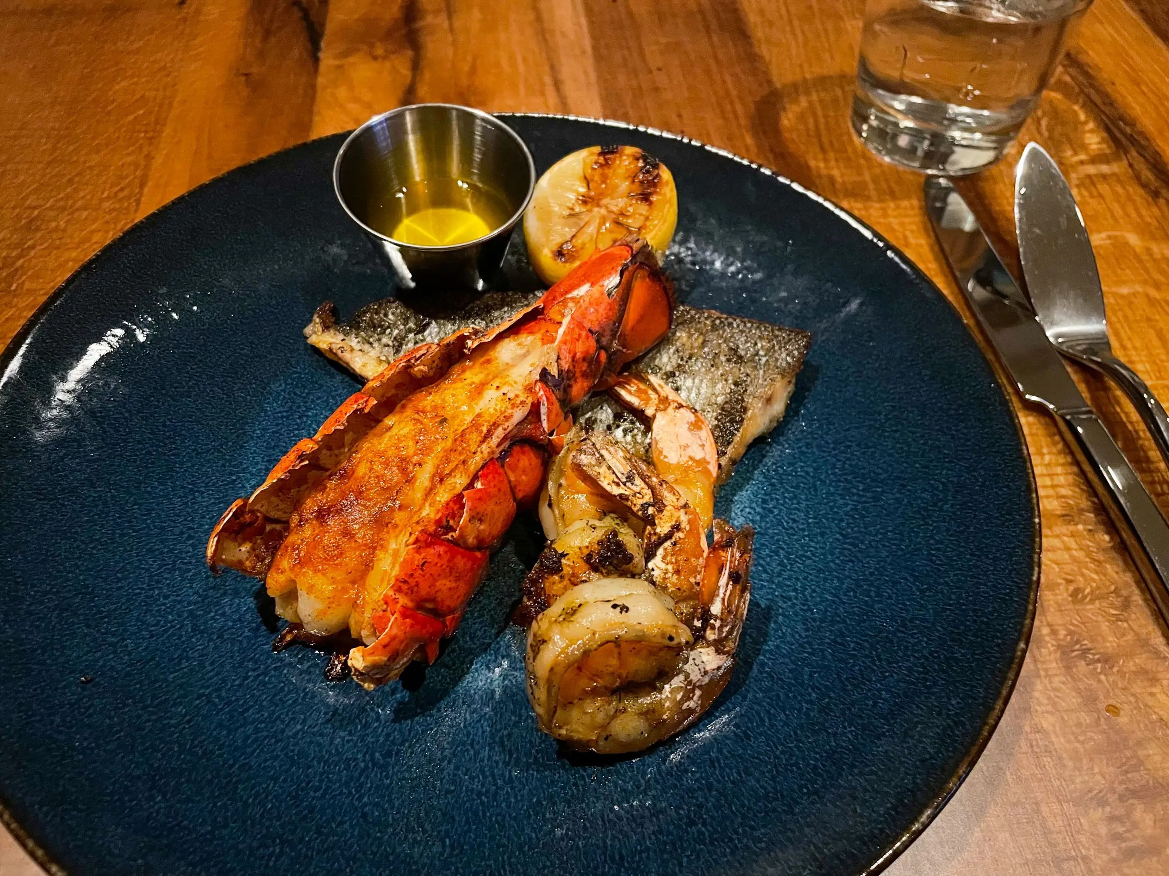 Hooked Seafood ofrece langosta, pescado y gambas a la plancha.