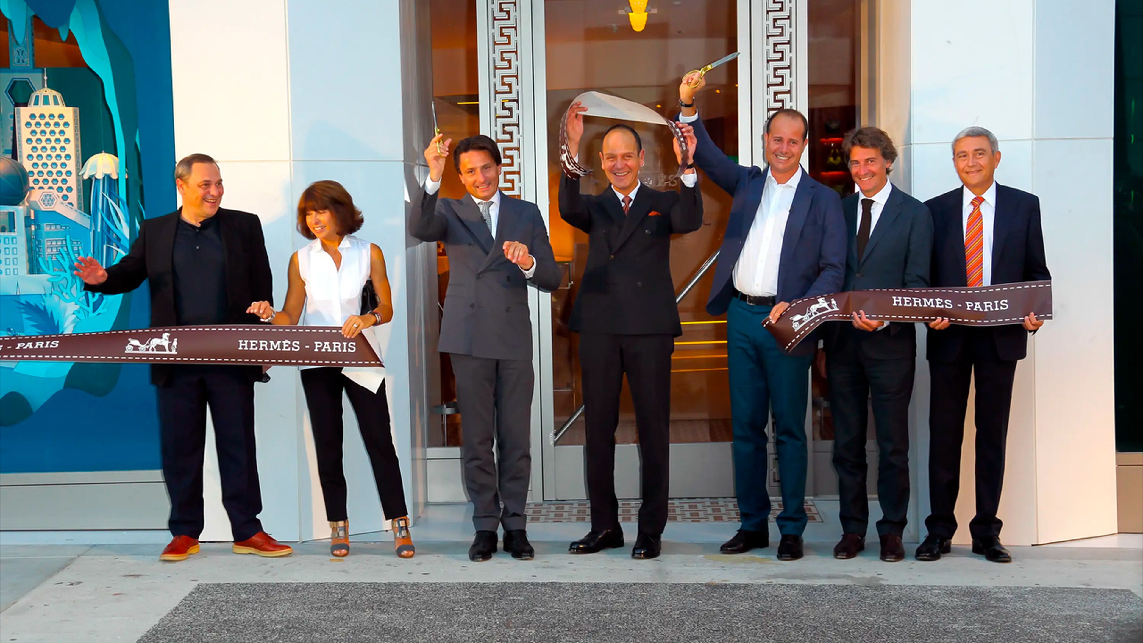 Los primos Axel Dumas (tercero por la izquierda) y Pierre-Alexis Dumas (tercero por la derecha) son la sexta generación al frente de Hermès.