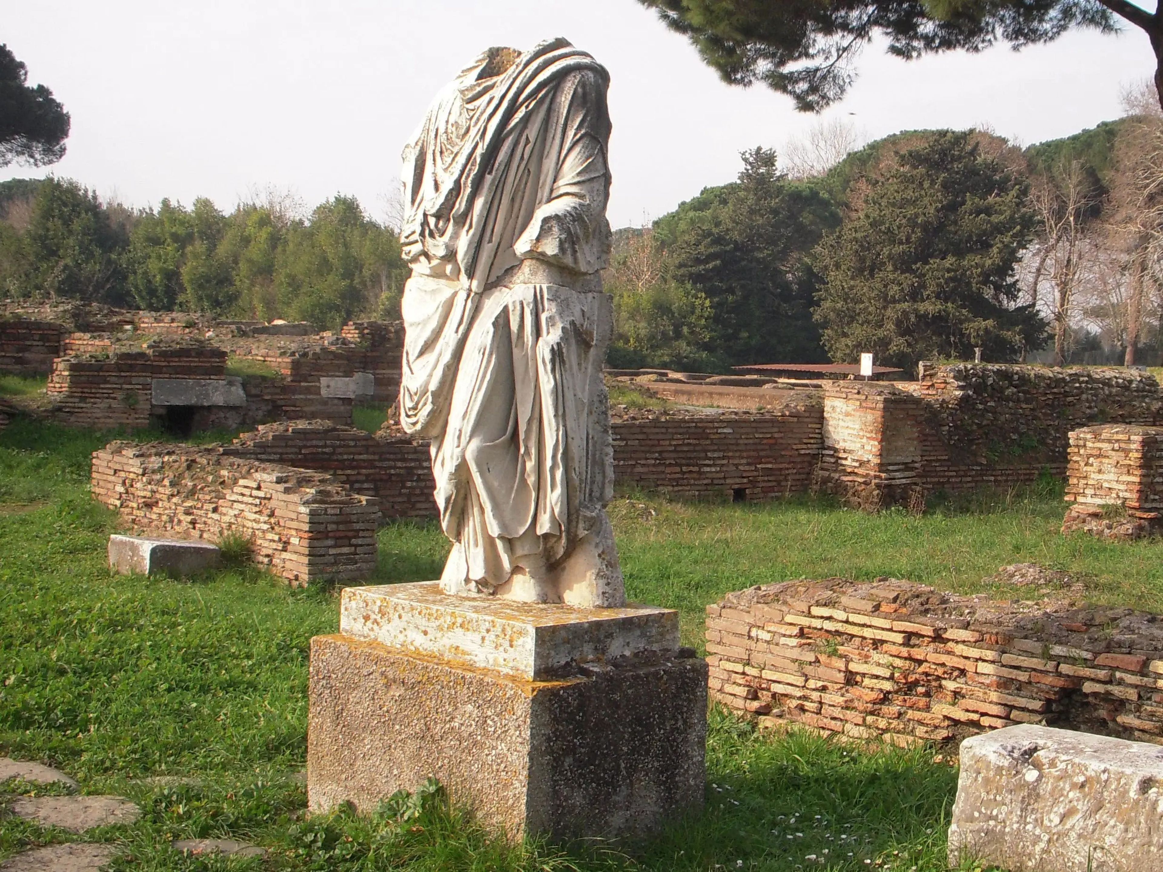 Copia de una estatua en Ostia Antica (la original está en el museo).