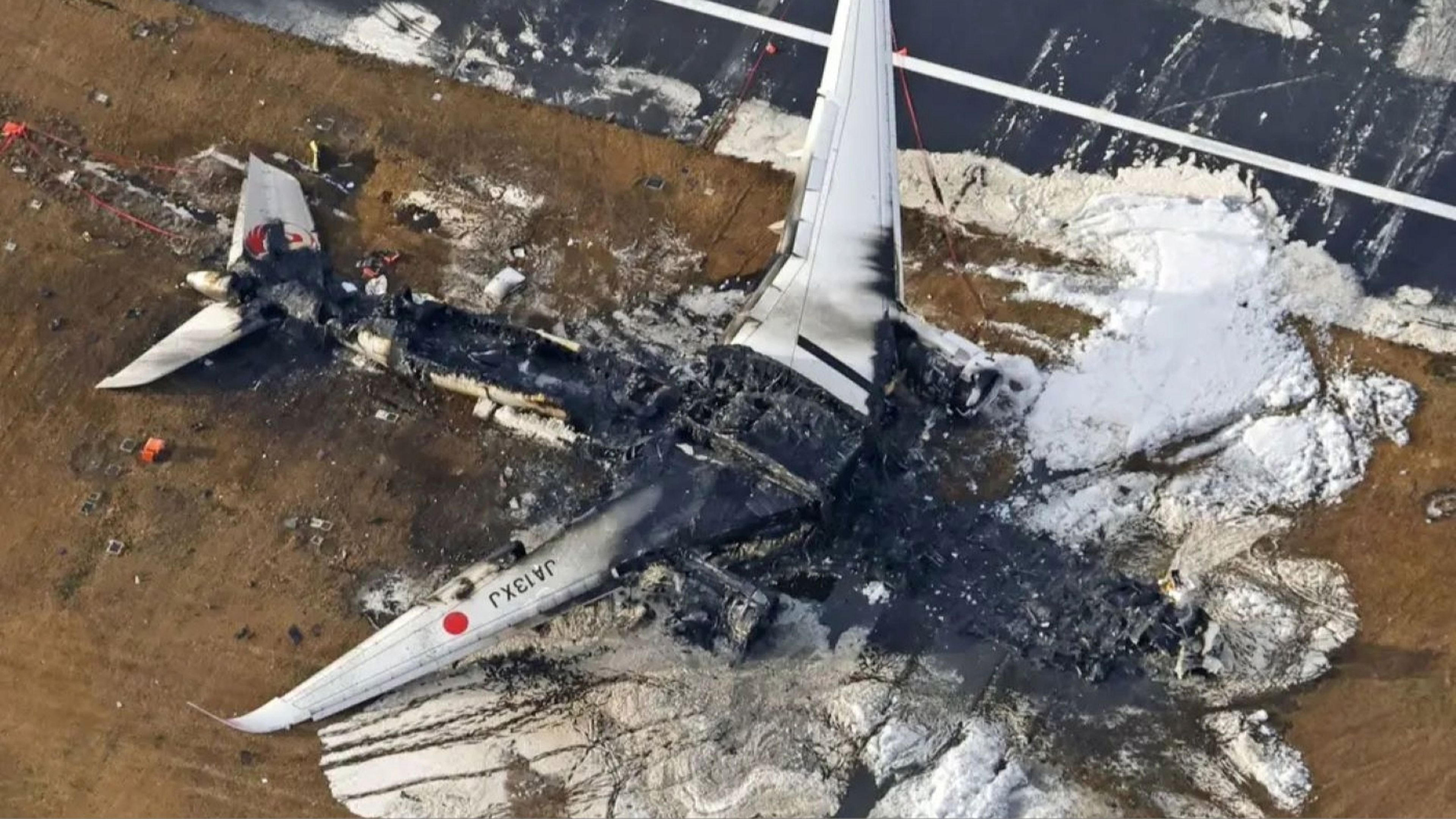 Los restos de un avión A350 de Japan Airlines que se incendió el 2 de enero de 2024. 