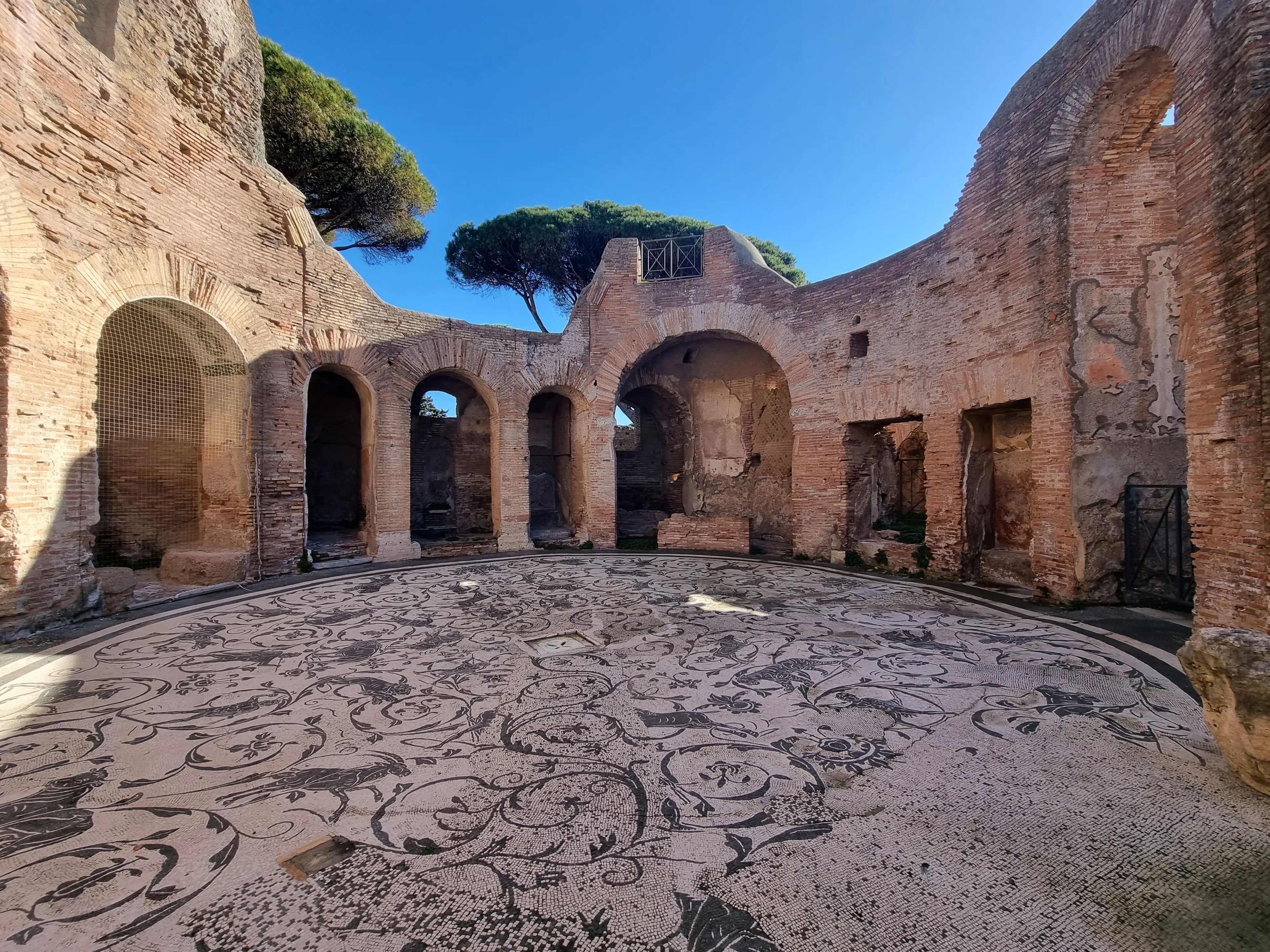 En una ciudad romana solía haber baños públicos y privados.