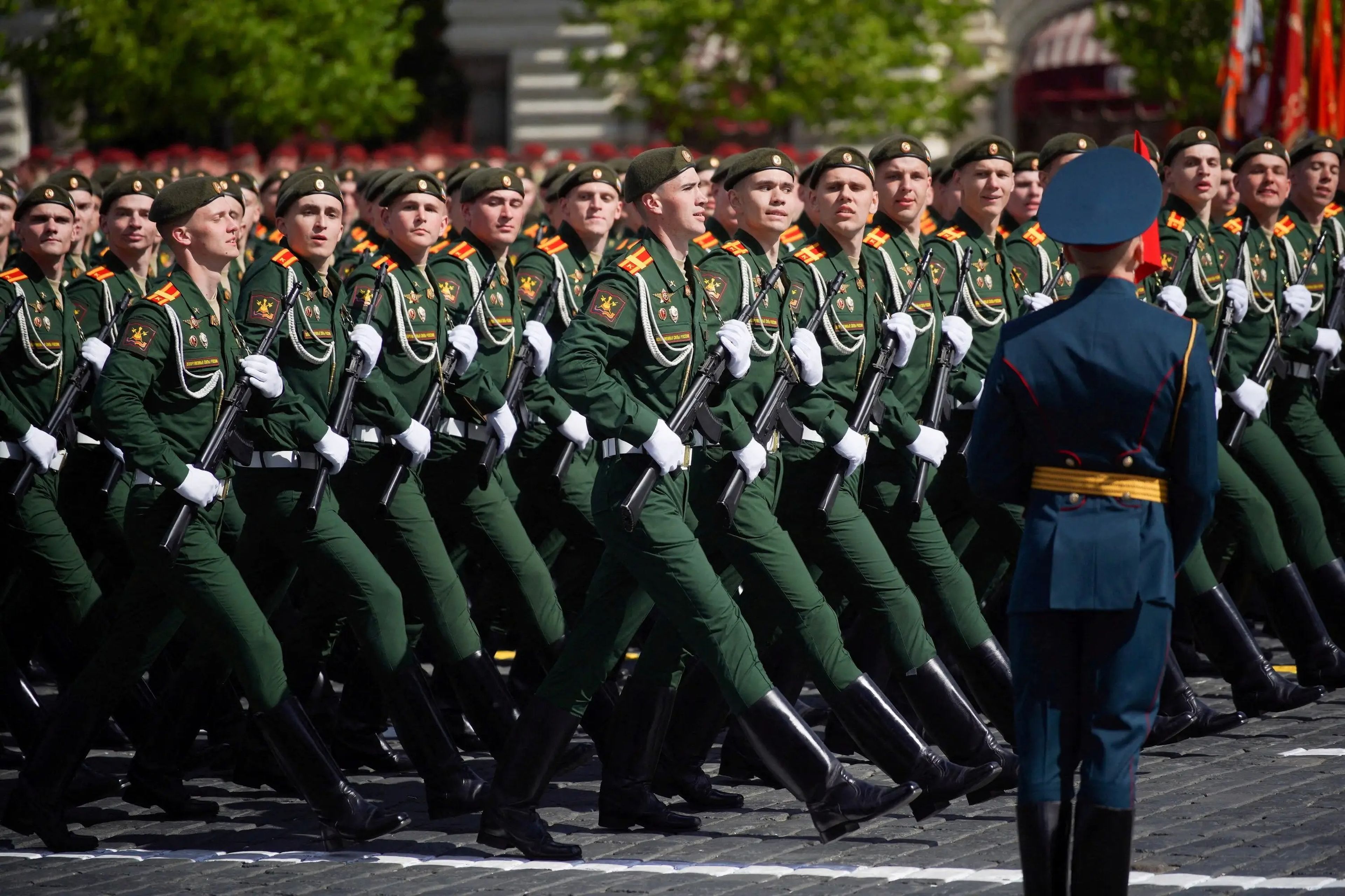 Miembros del servicio ruso participan en un desfile militar en el Día de la Victoria el 9 de mayo 2023.
