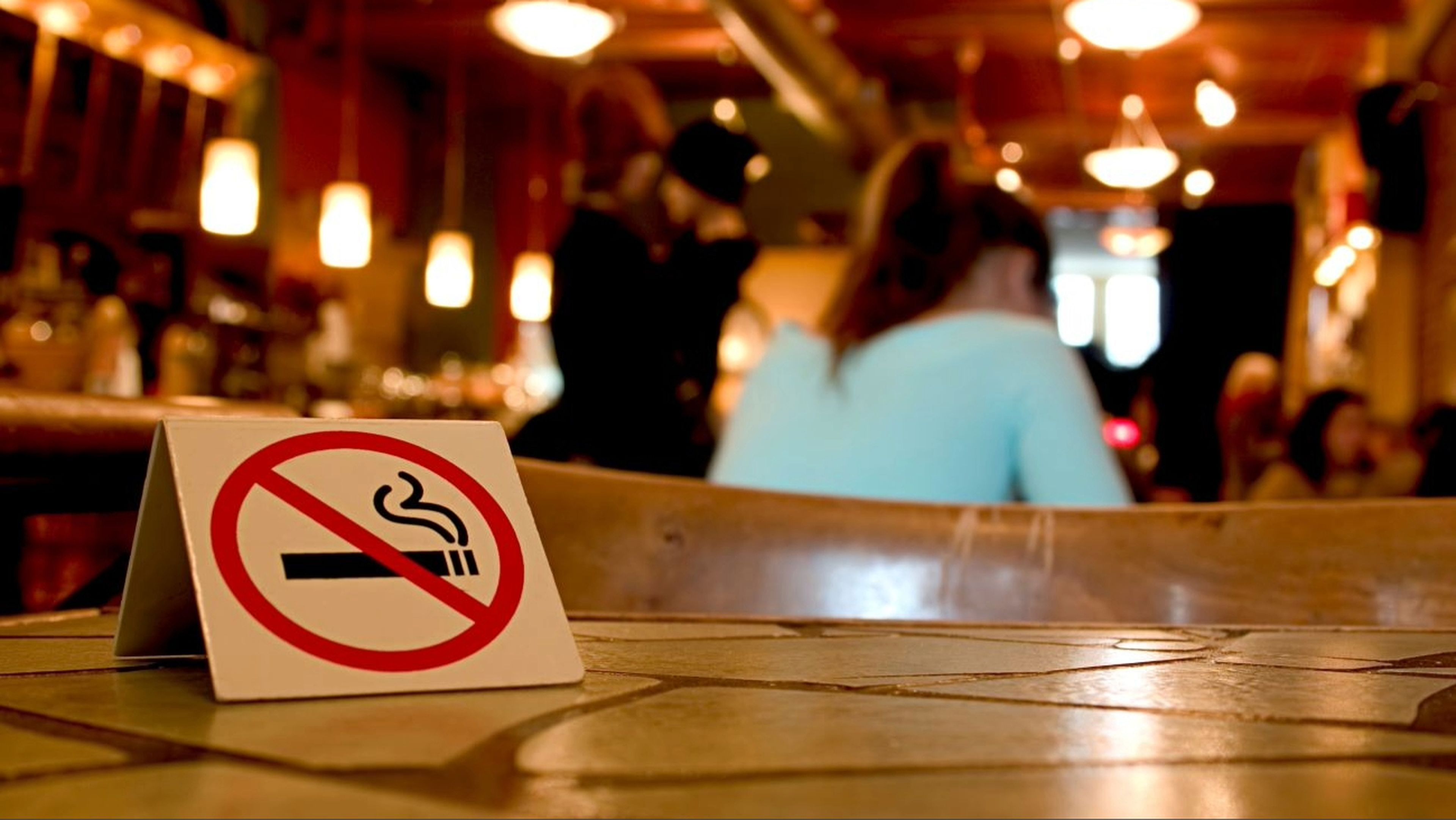 Señal de prohibido fumar en un bar
