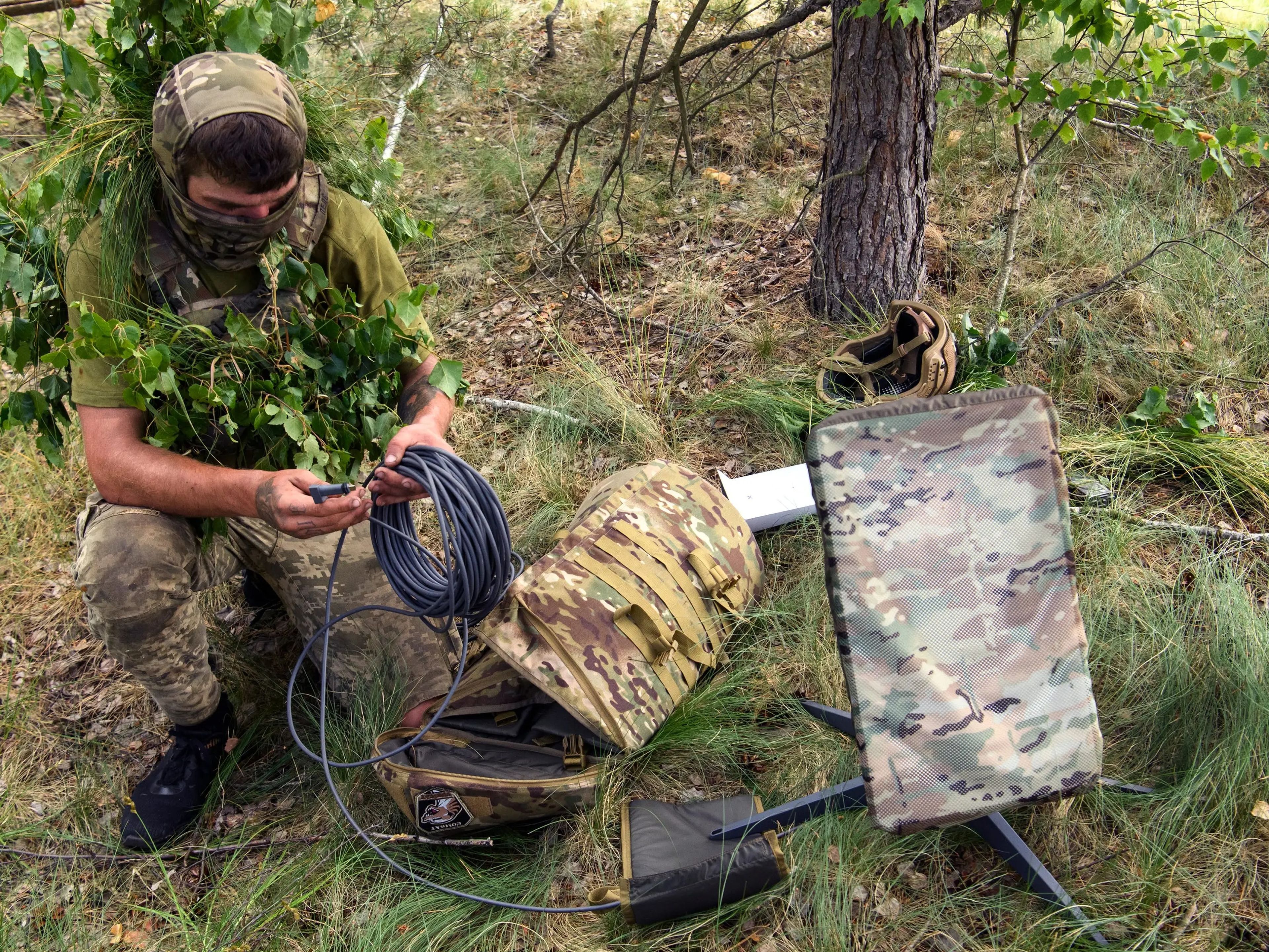 Un soldado ucraniano instala un terminal de satélite Starlink. 