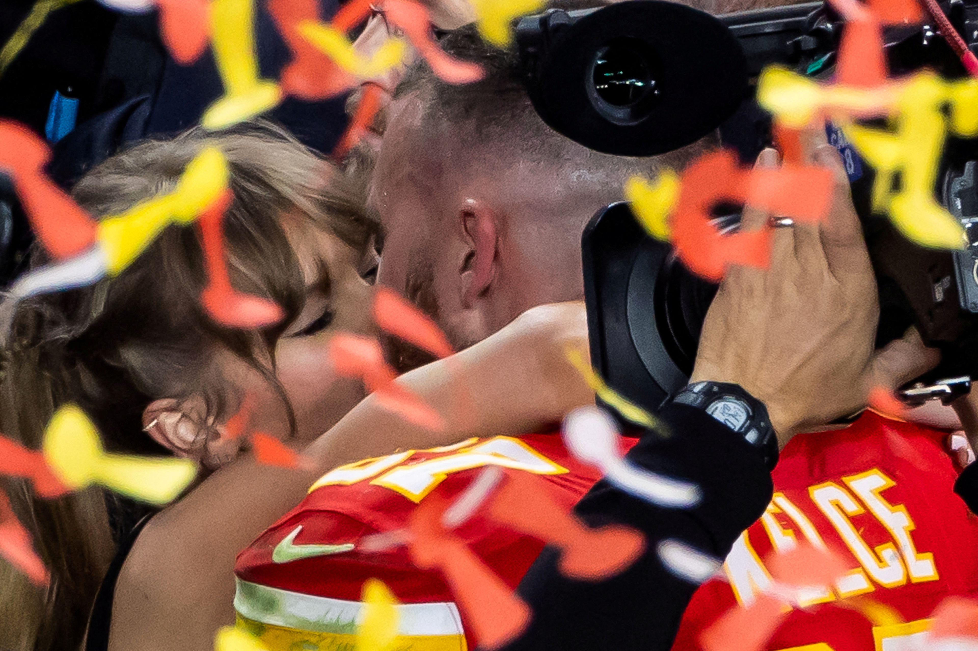La foto del día: Los Kansas City Chiefs conquistaron anoche la Super Bowl en Las Vegas, en el gran evento deportivo del año en Estados Unidos. En la imagen, Taylor Swift besa a su pareja, Travis Kelce, una de las estrellas de los Chiefs.