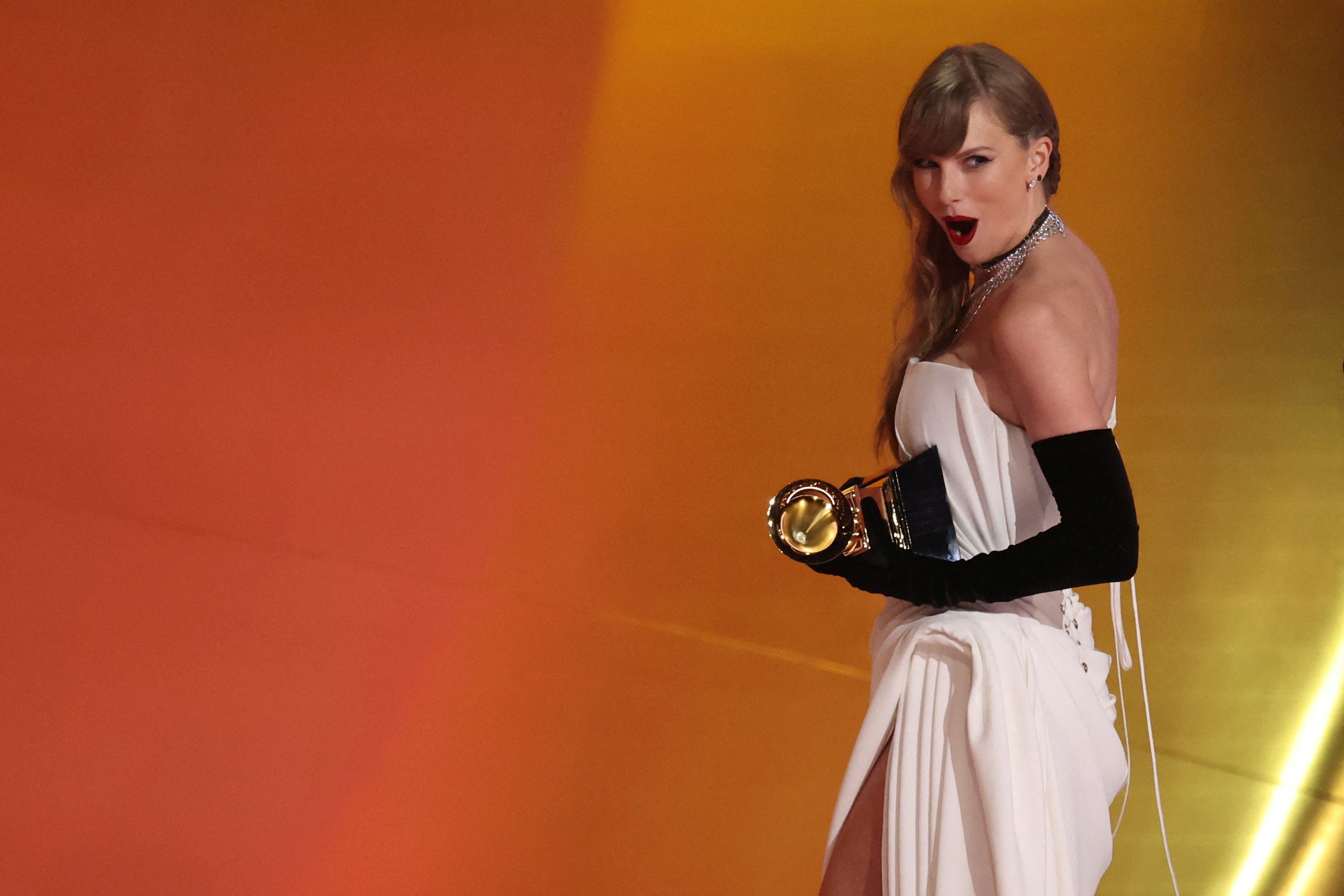 La foto del día: Taylor Swift hizo historia anoche en los Grammy al lograr su cuarto premio a Álbum del año, superando a mitos de la música como Frank Sinatra o Stevie Wonder.