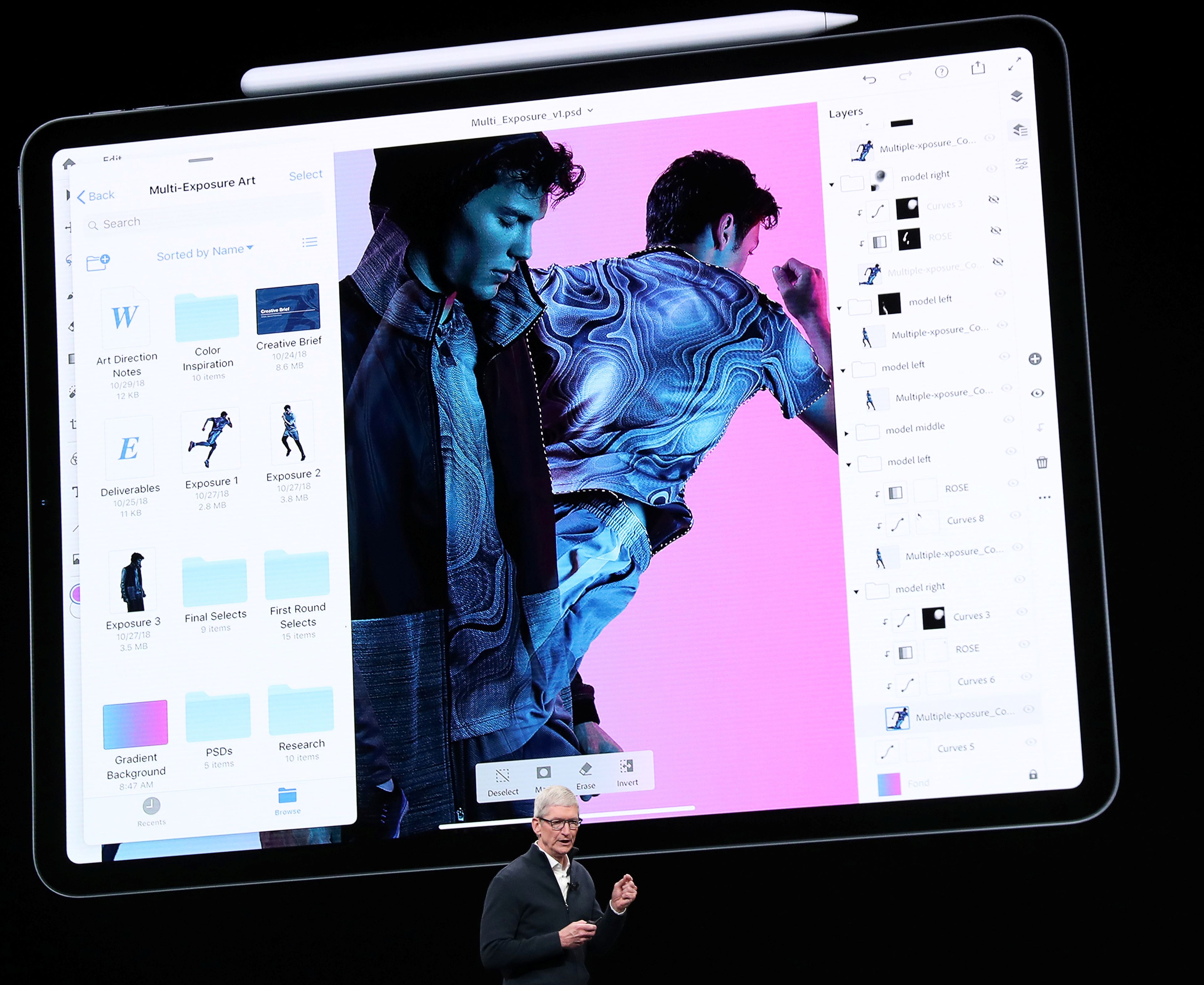 Tim Cook, CEO de Apple, presenta un iPad