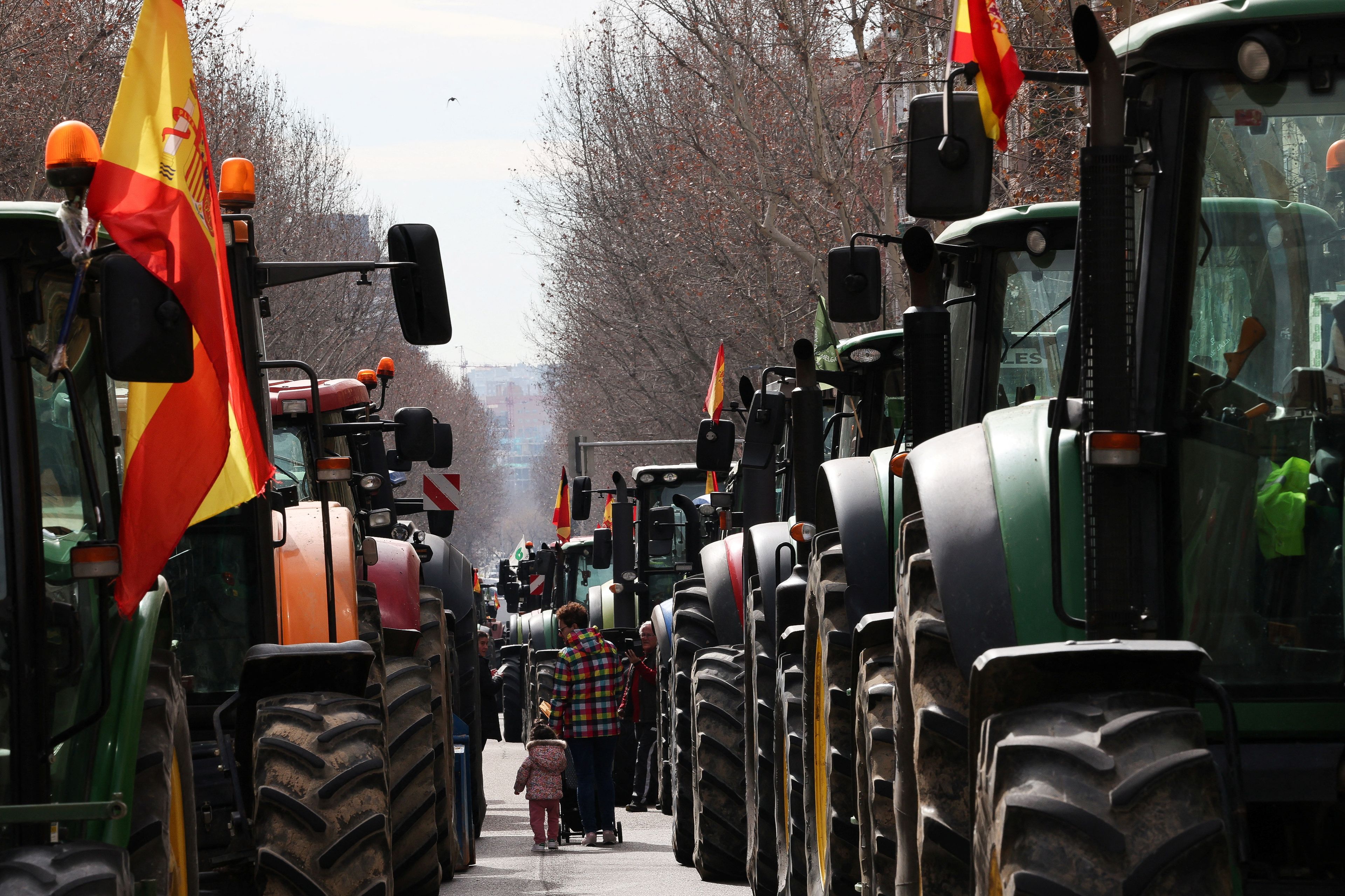 La foto del día: Miles de agricultores y cientos de tractores bloquearon ayer el centro de Madrid, con cargas incluidas. Pedro Sánchez pidió ayer a Von der Leyen por carta una flexibilización de la política agraria de la UE.