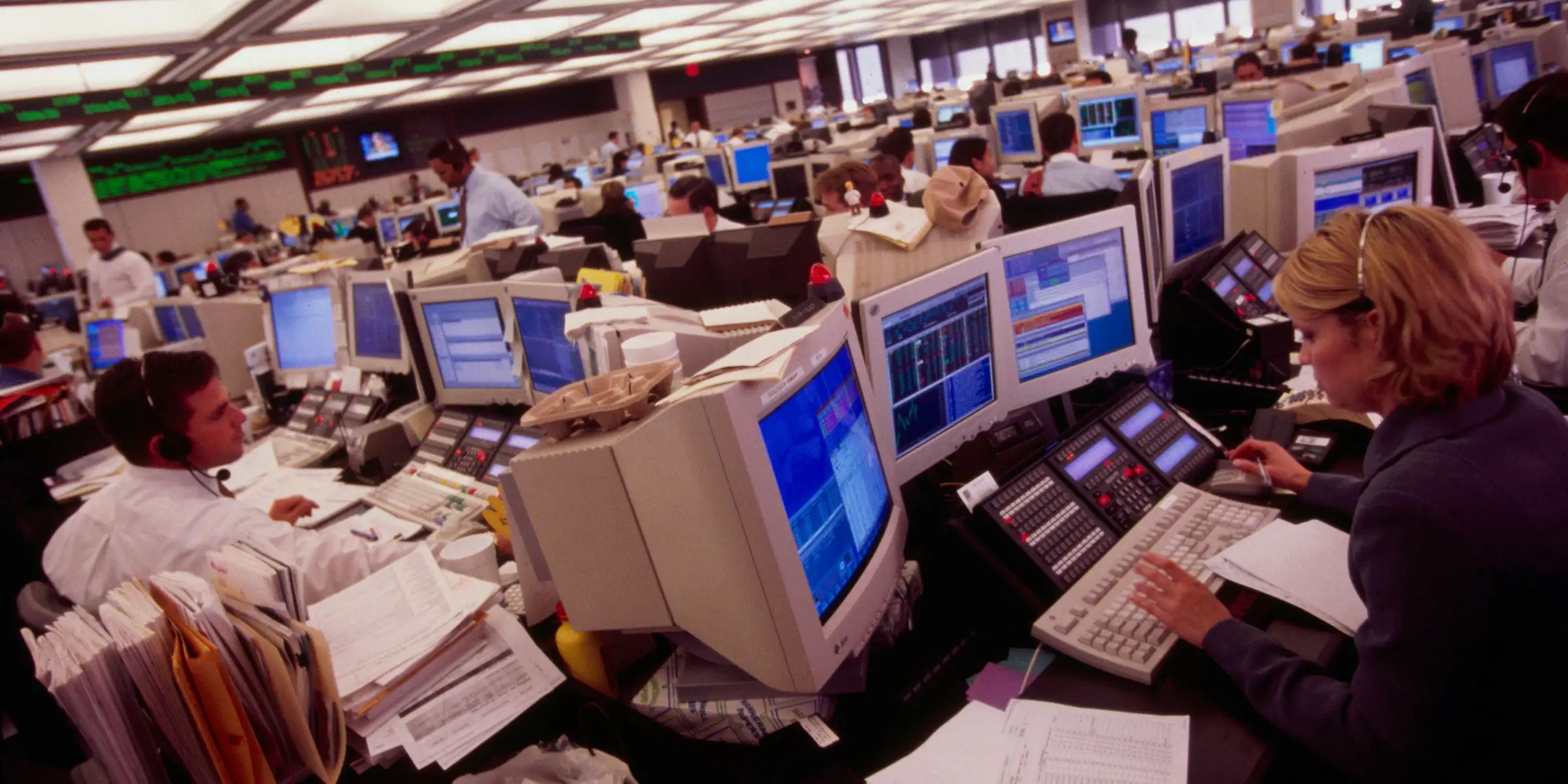 Agentes de bolsa en sus puestos de la oficina de Goldman Sachs en 1999.