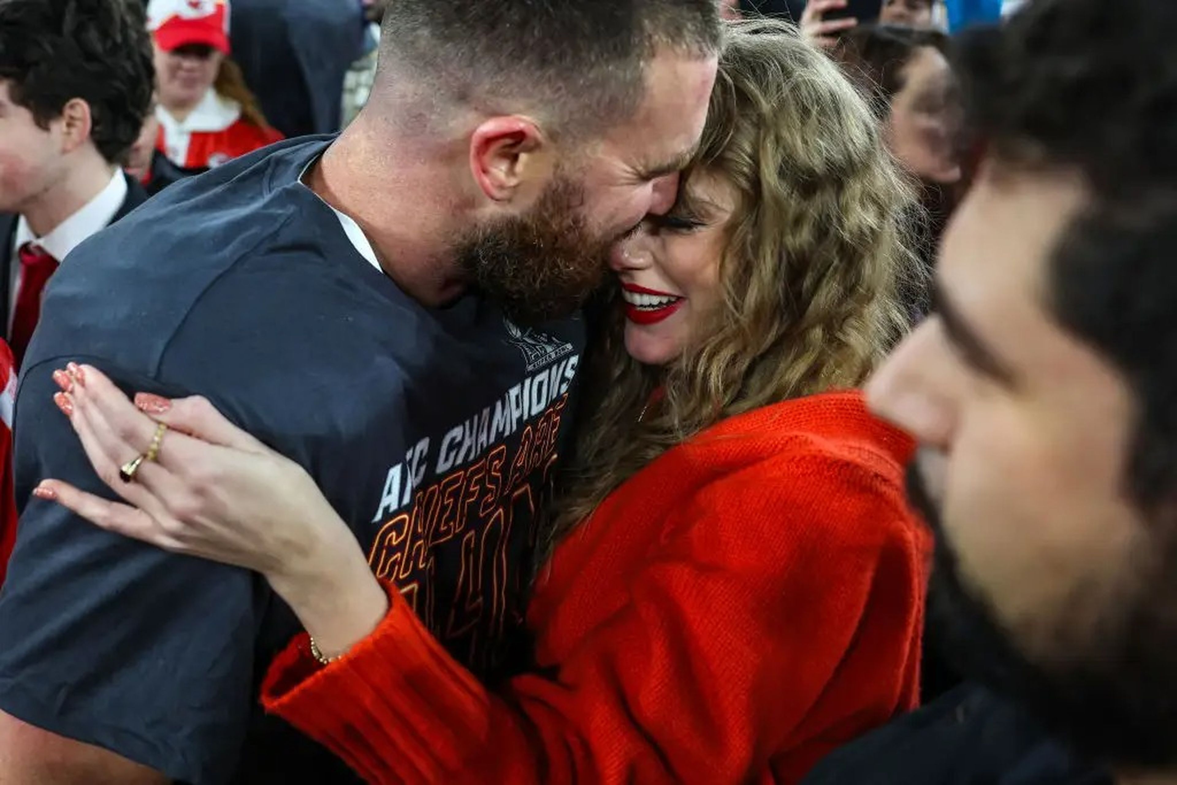 Travis Kelce besando a Taylor Swift tras la clasificación de los Chiefs para la Super Bowl. 