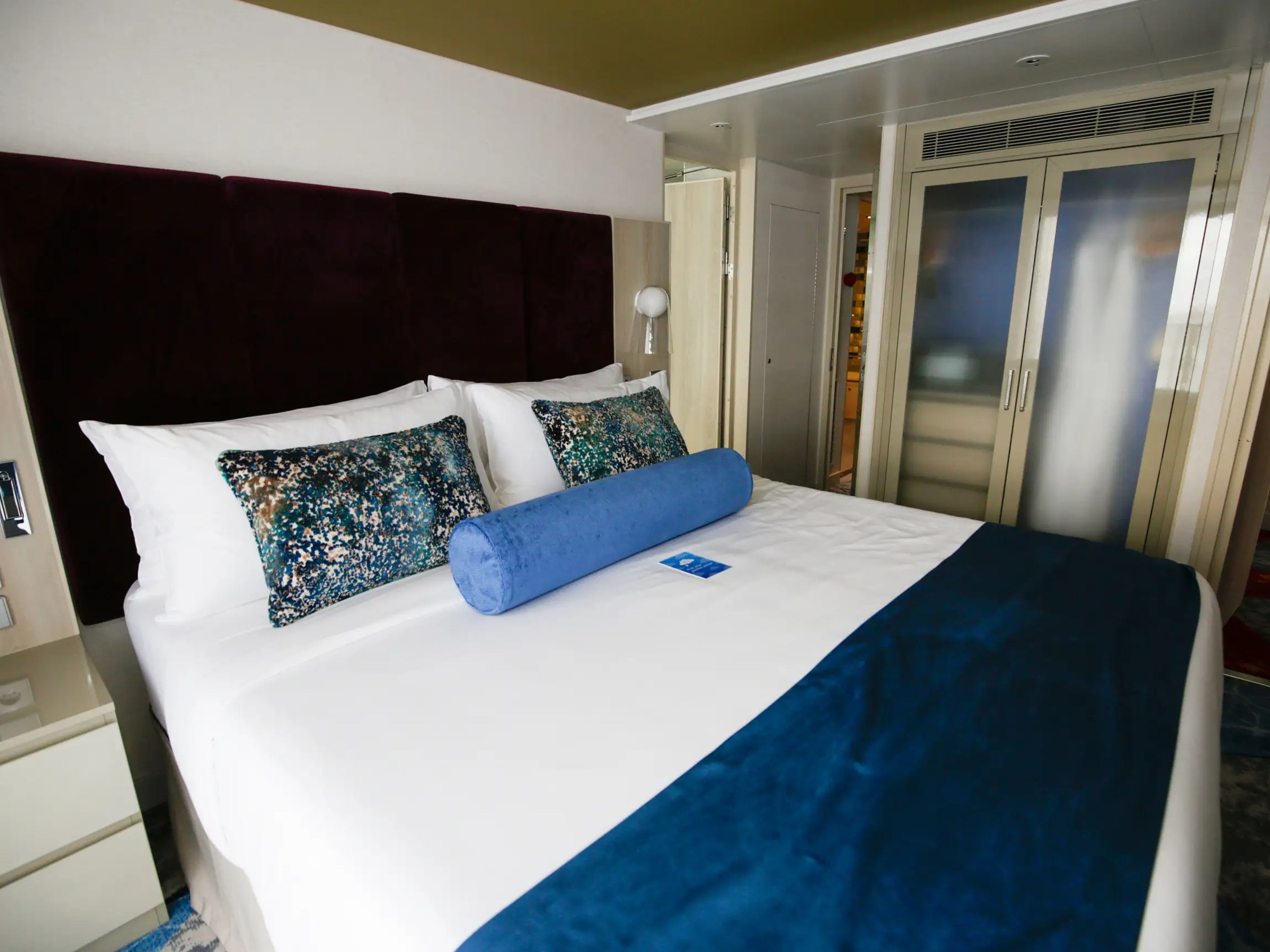 El dormitorio principal cuenta con comodidades de crucero de lujo, como balcón y cuarto de baño privado.